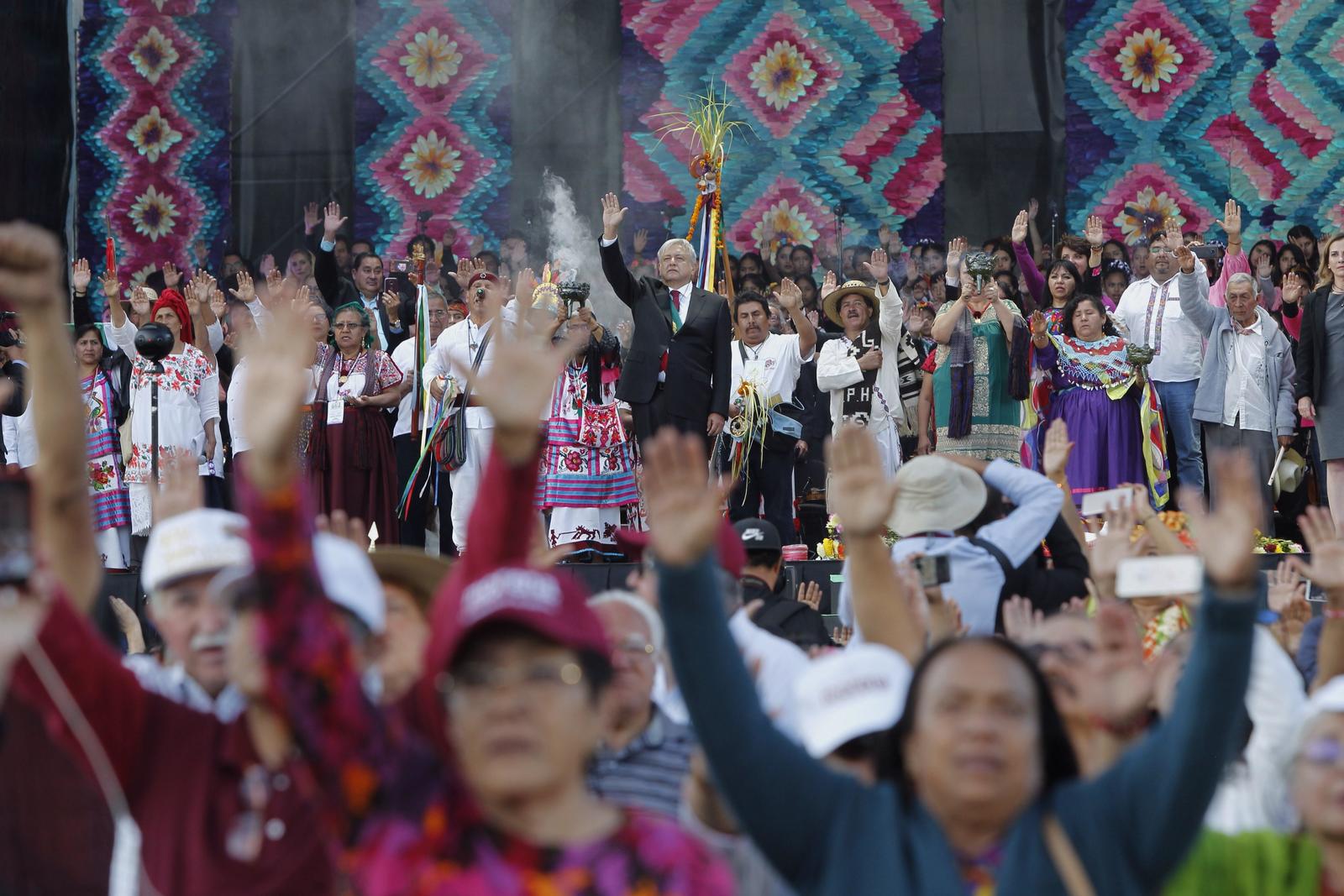Acompañan. Casi 100,000 personas que giraron hacia los 4 puntos cardinales para seguir la ceremonia en el Zócalo.
