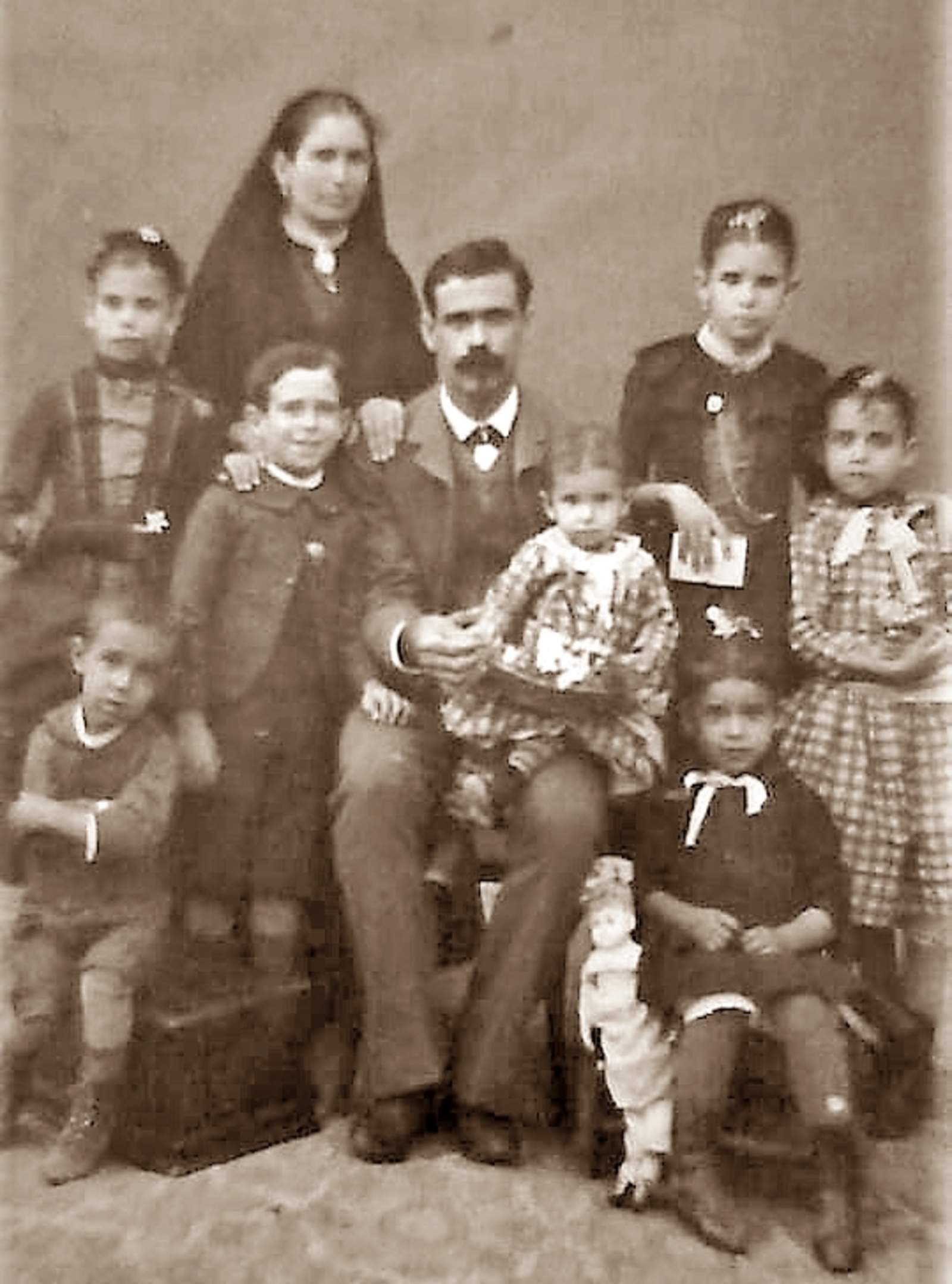 Gonzalo Siller. Su Esposa Virginia Ayala Cavazos , e hijos Jovita, Delia, Elvira, Juanita, Everardo, José y Gonzalo.
