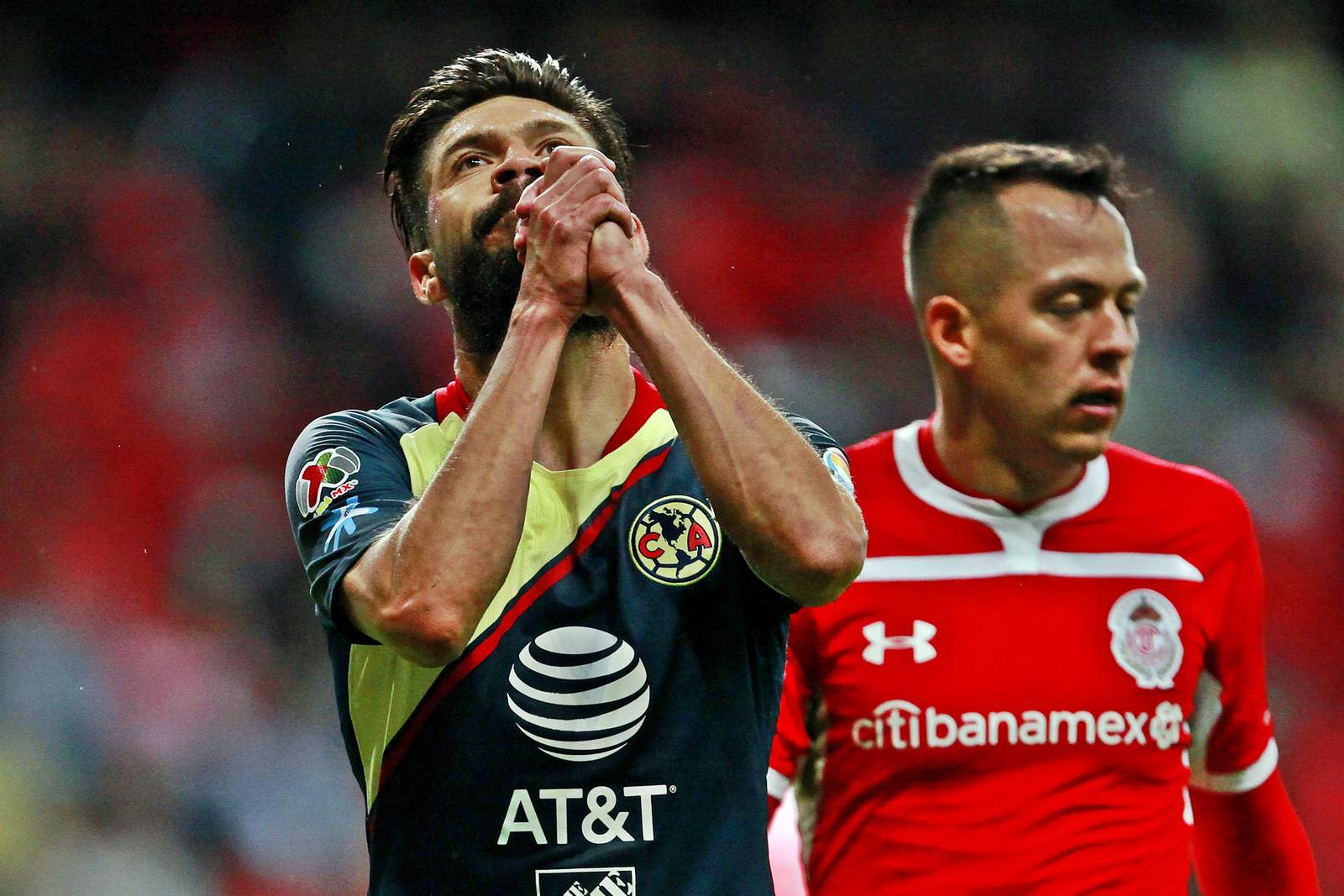 Oribe Peralta se lamenta tras un fallo del América en la ida de los cuartos de final ante Toluca. (Jam Media)