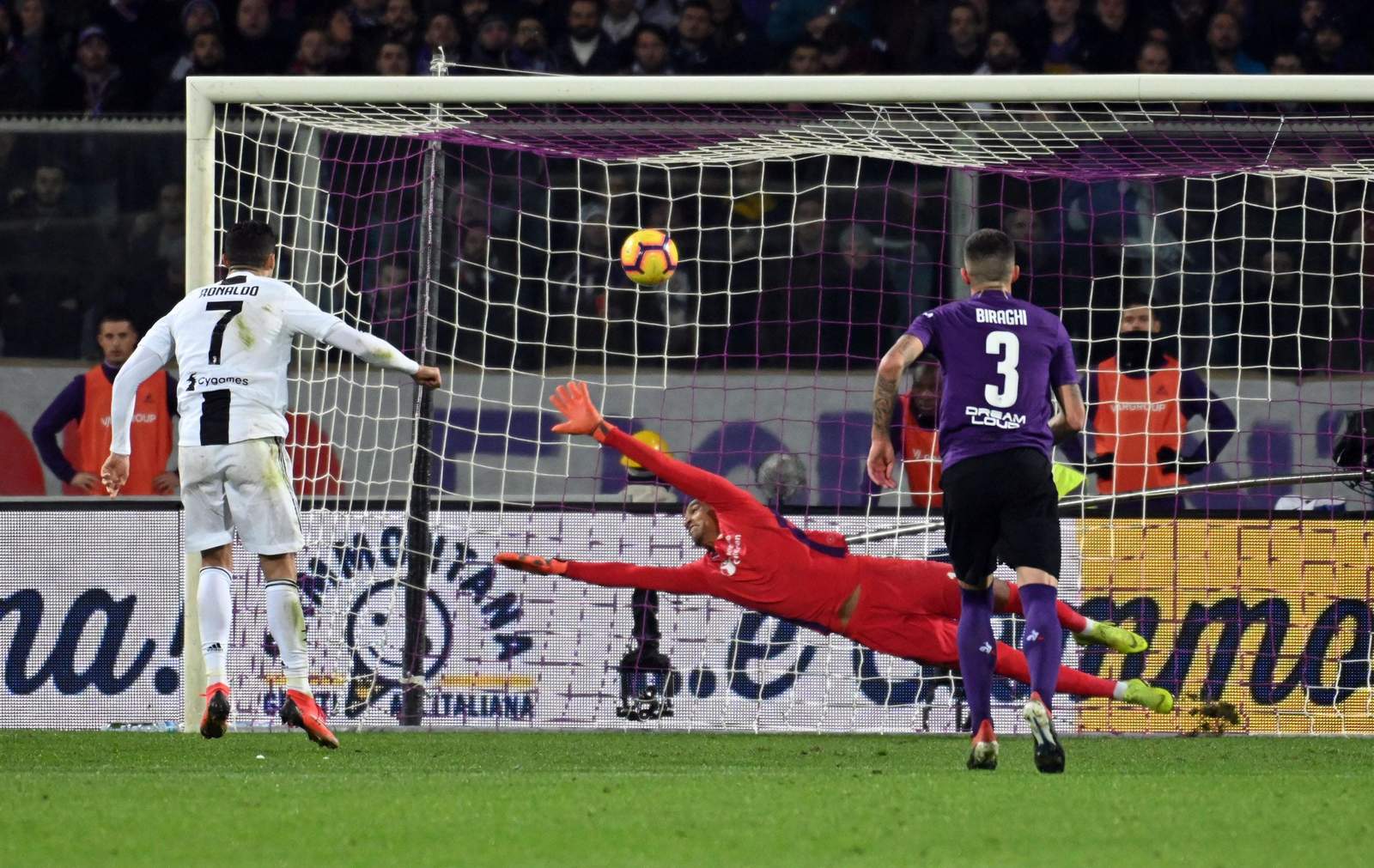 Cristiano Ronaldo marcó de penal el tercer tanto de la Juventus ante Fiorentina. (AP)