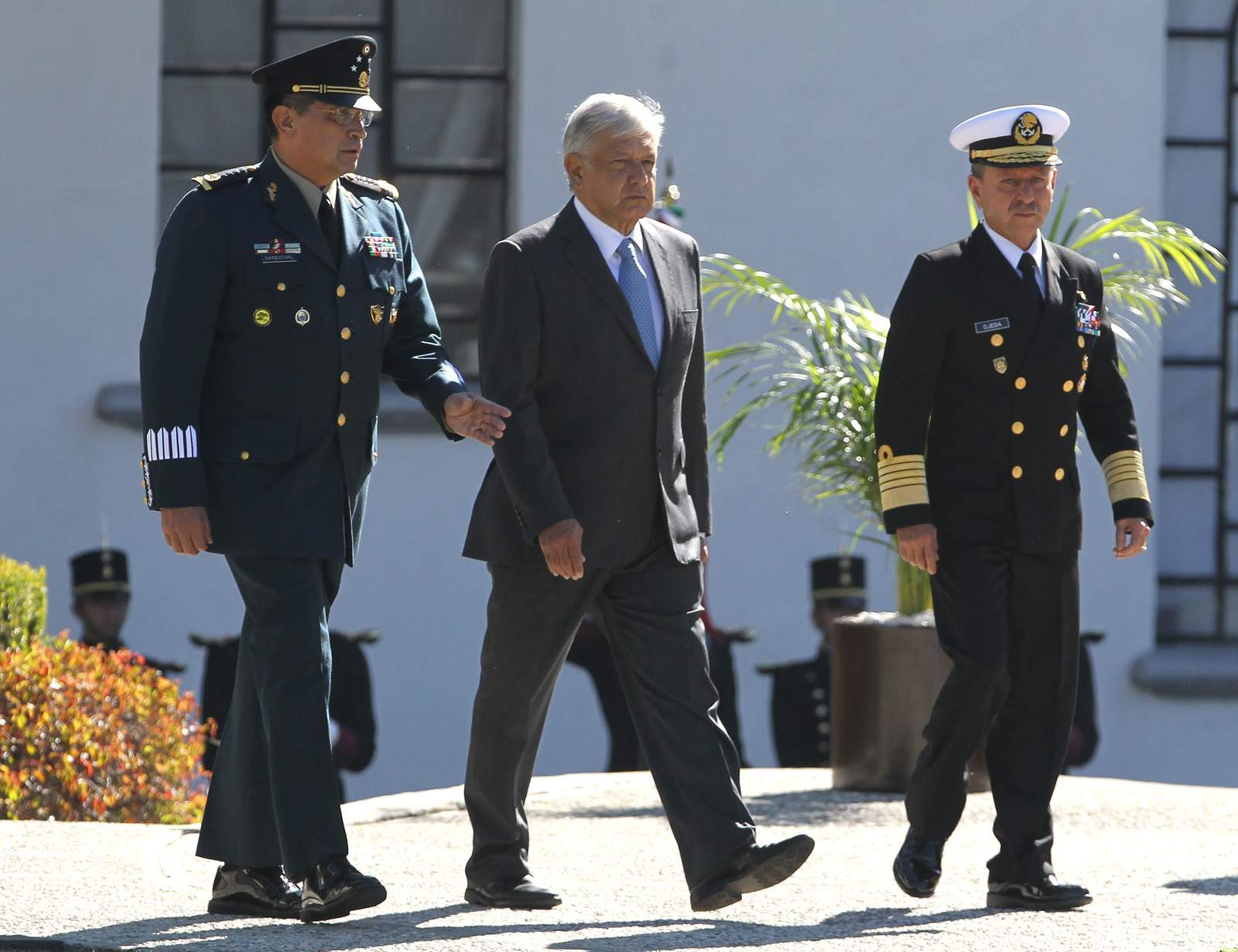  El presidente de México, Andrés Manuel López Obrador (c), acompañado del secretario de Defensa Nacional, general Luis Cresencio Sandoval (i), y el secretario de Marina, almirante José Rafael Ojeda Durán. (EFE) 