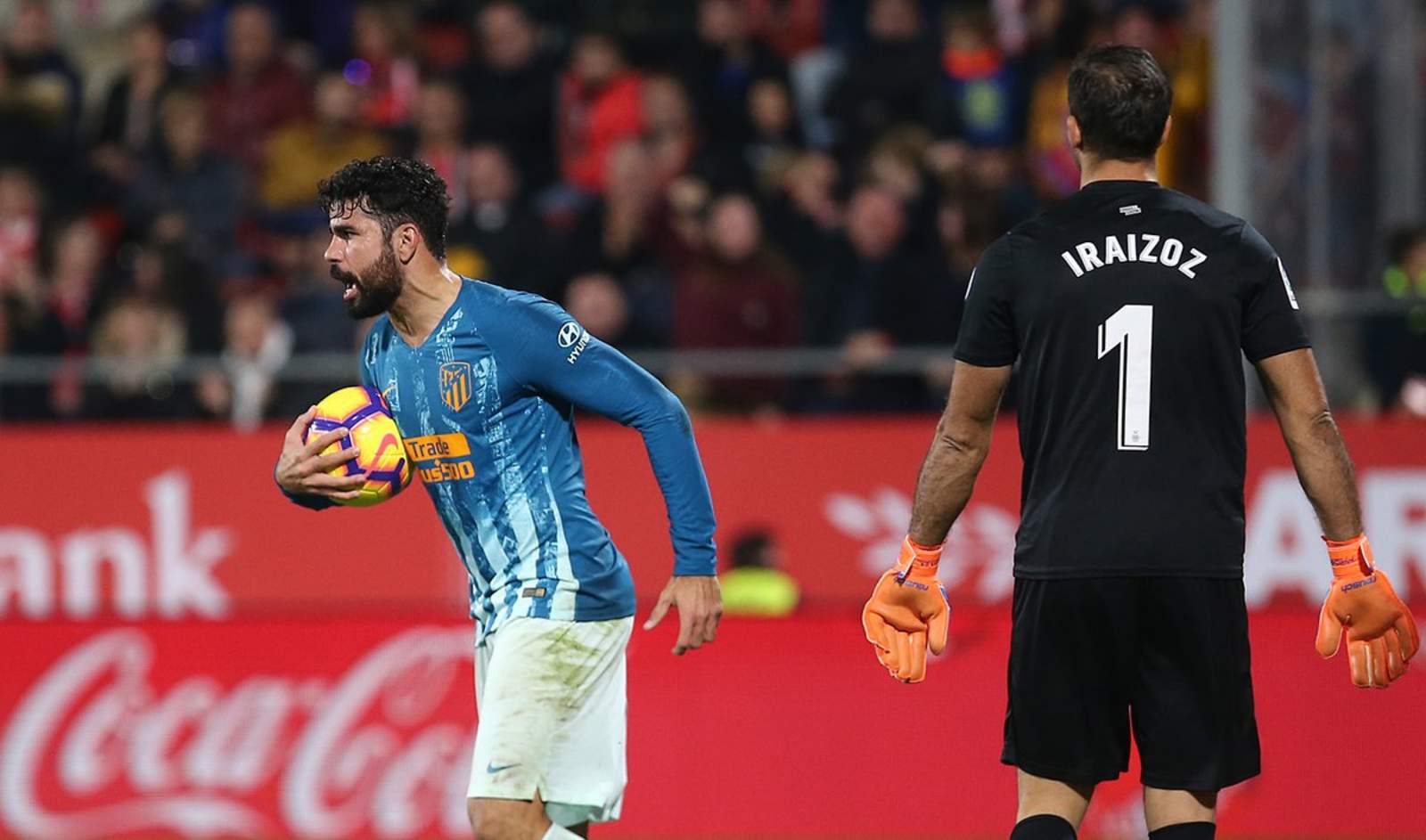 Diego Costa recoge el balón para reanudar rápido tras el empate ante el Girona. (Especial)