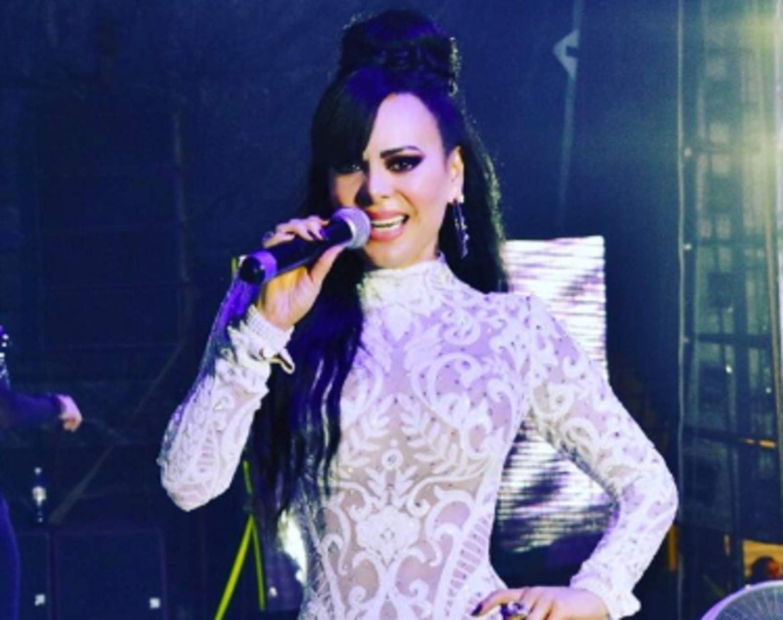 El mini vestido negro que usa y las botas largas, le valieron halagos y piropos por parte de sus fans.
