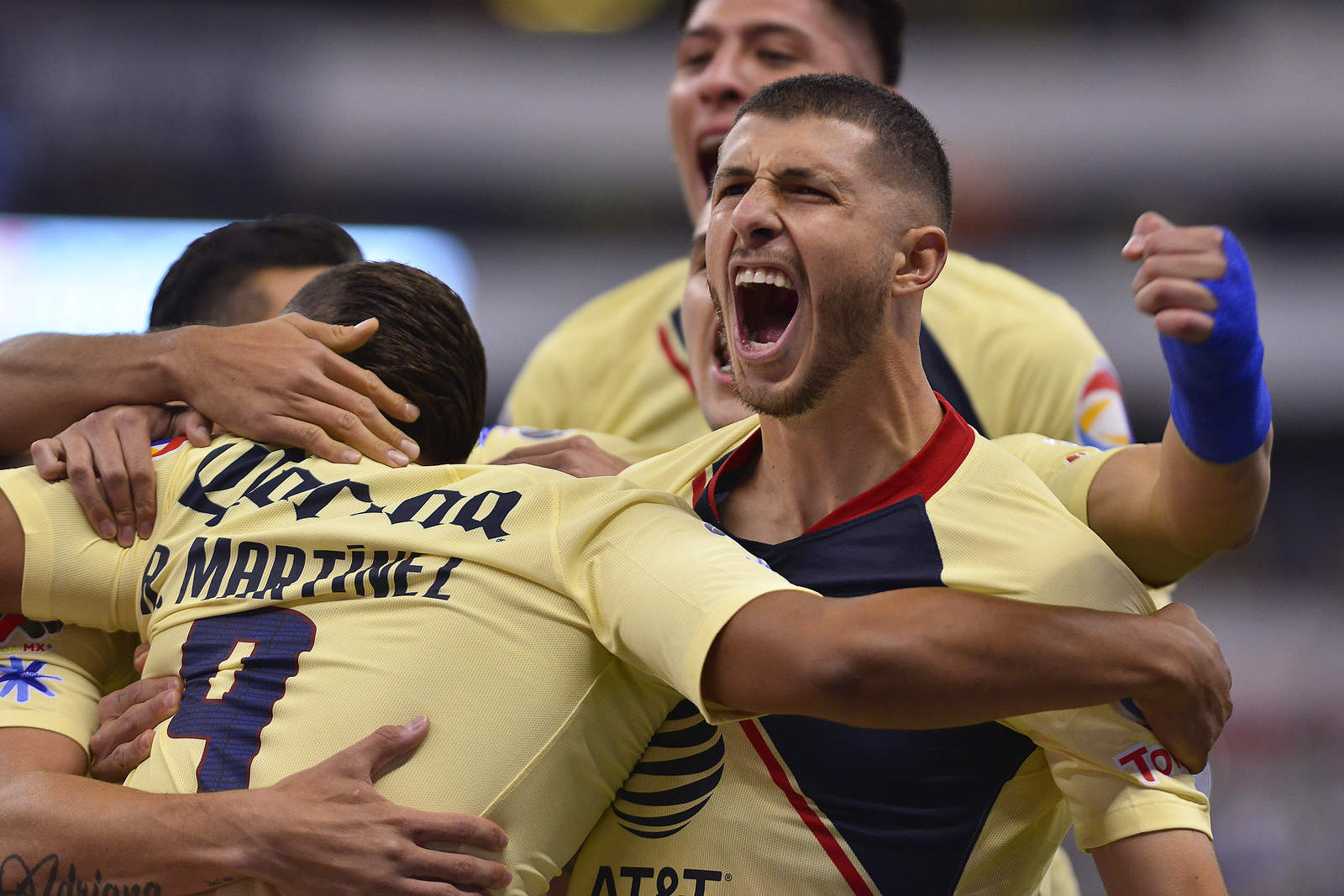 Los jugadores del América festejan el gol de Roger Martínez a los dos minutos de tiempo corrido en el Estadio Azteca. (Jam Media)