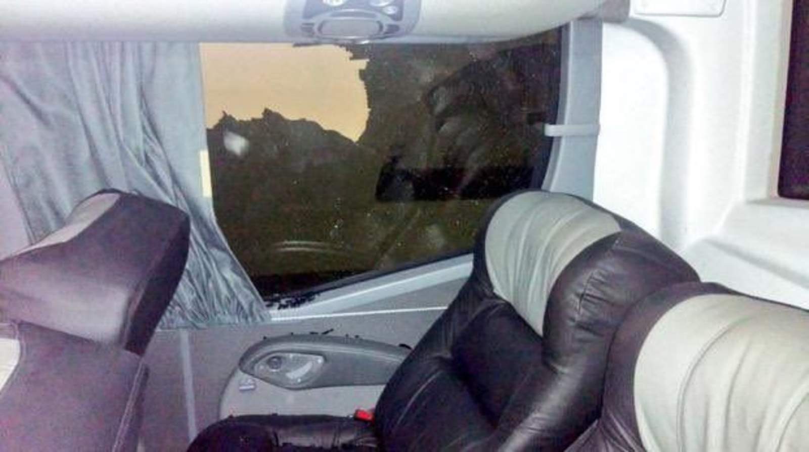 La ventana del autobús que transportaba a los jugadores de Rayados fue atacado por pseudoaficionados santistas, quienes reventaron un vidrio del mismo. (Especial)