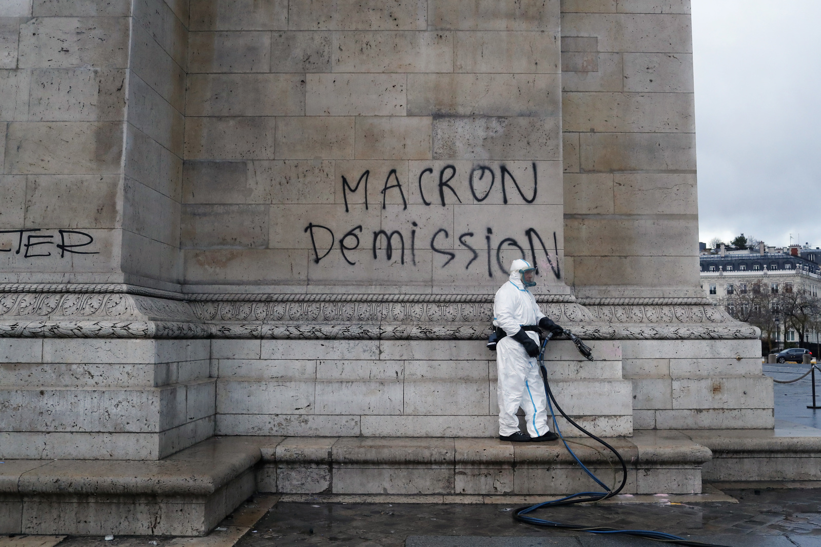 Limpieza.Ayer, trabajadores arreglaron las pintas en el Arco del Triunfo de París. (AP)