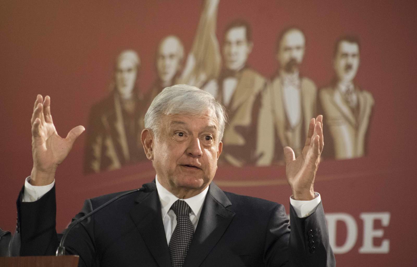 López Obrador ofreció su primera conferencia matutina como presidente. (AP) 