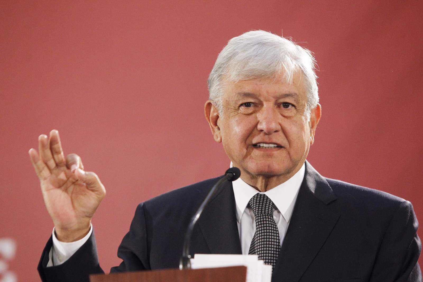 En su primera conferencia de prensa, en Palacio Nacional, López Obrador dijo que al Paquete Económico 2019 sólo faltan ajustes. (EFE) 
