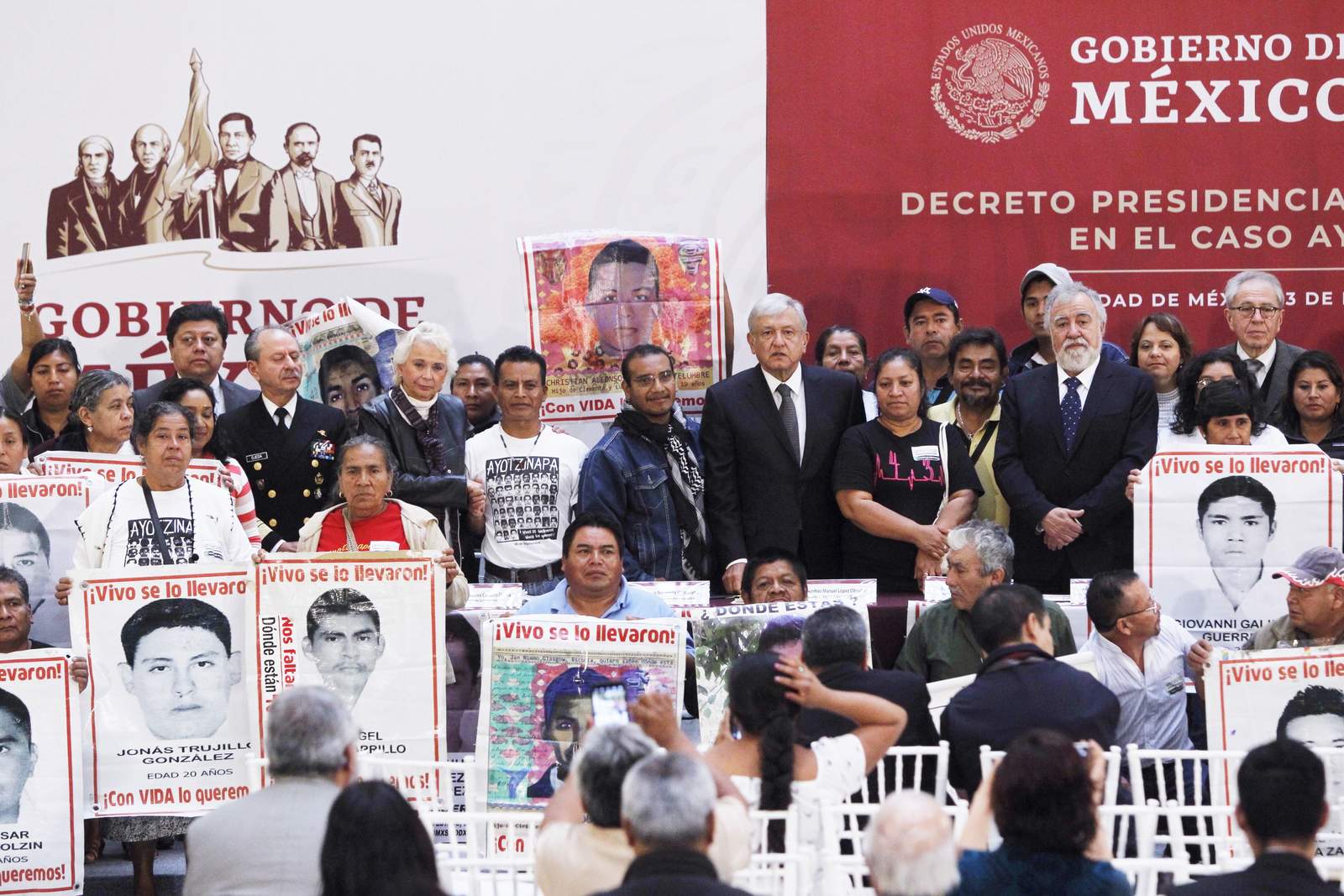 Esta mañana firman decreto para investigar el caso Ayotzinapa. (EFE) 