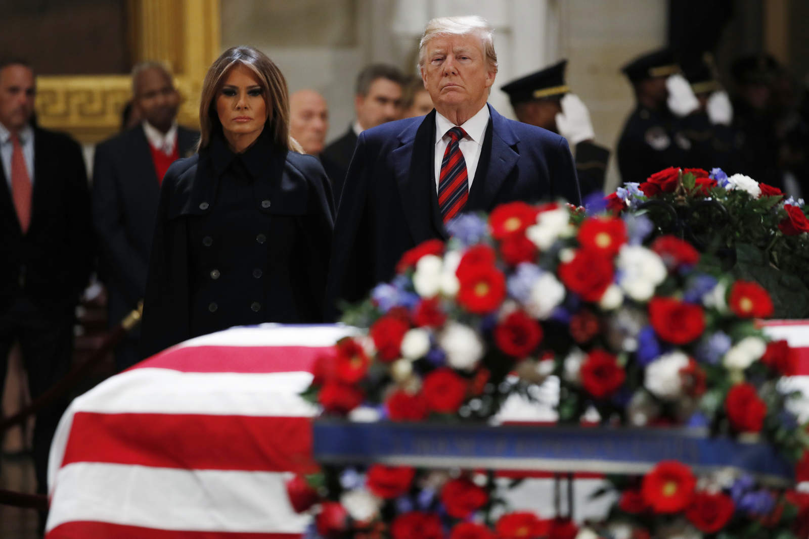 Trump rinde homenaje a Bush en el Capitolio