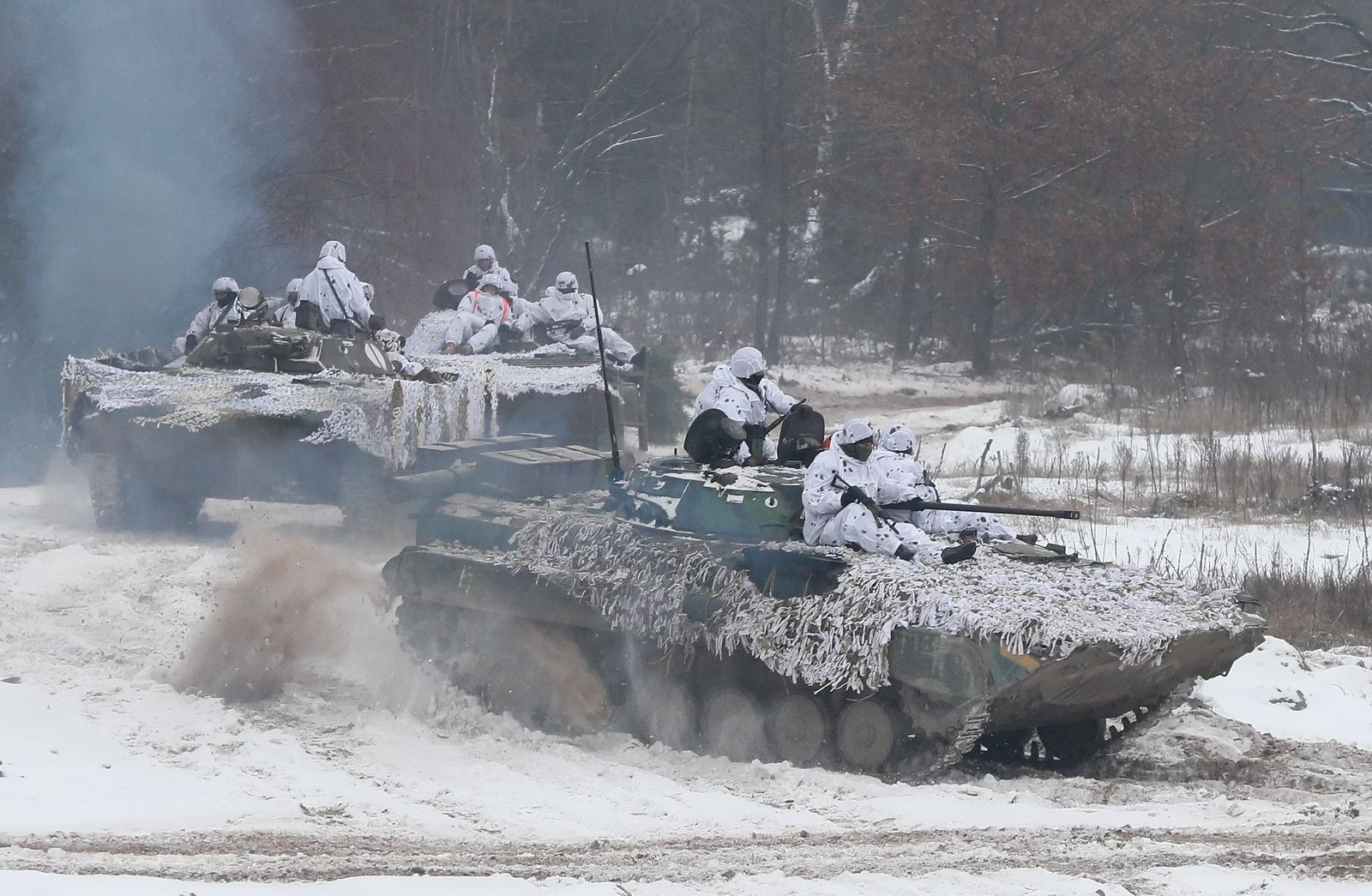 Se alistan. Soldados ucranianos llevan a cabo maniobras militares cerca del pueblo Gncharivske. (EFE)