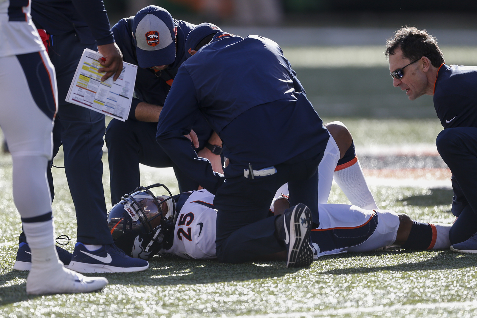 Chris Harris se lesionó en el juego del domingo ante Cincinnati.