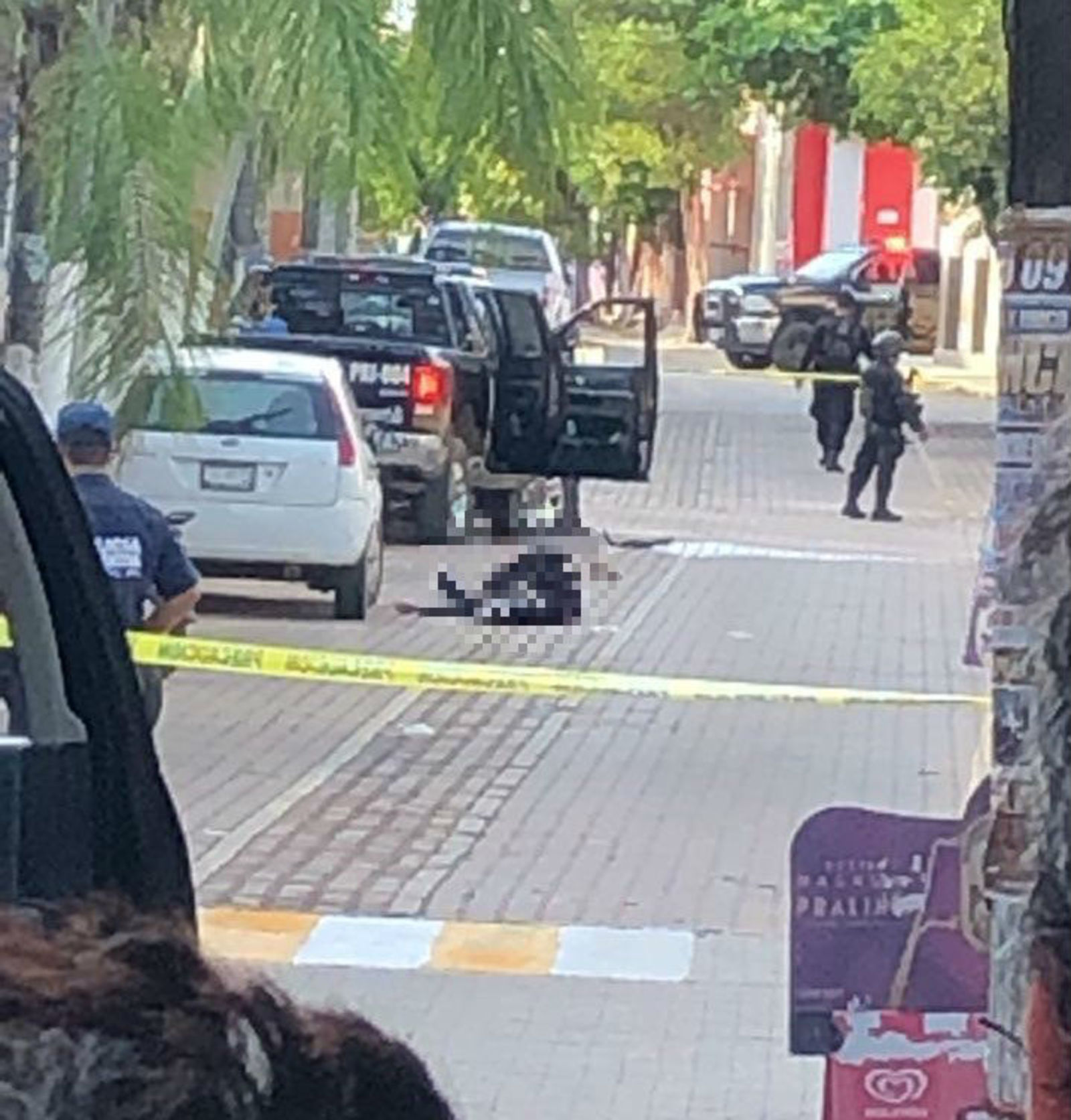 Ataque. Seis policías muertos y un presunto criminal herido dejó hoy la emboscada a una patrulla en la zona costera de Jalisco. (TWITTER)