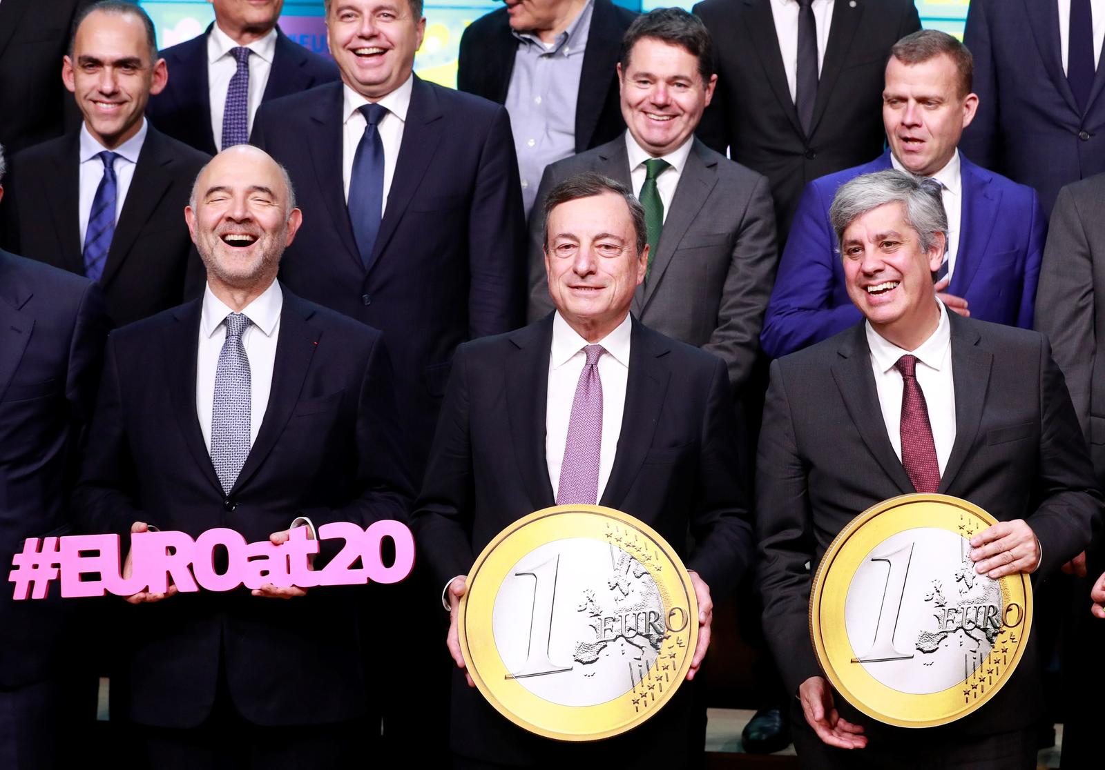 A 20 años. El comisario europeo de Asuntos Económicos y Financieros, Pierre Moscovici, presidente del Banco Central Europeo (BCE), Mario Draghi, y el presidente del Eurogrupo, Mário Centeno, posan para una fotografía. (EFE)