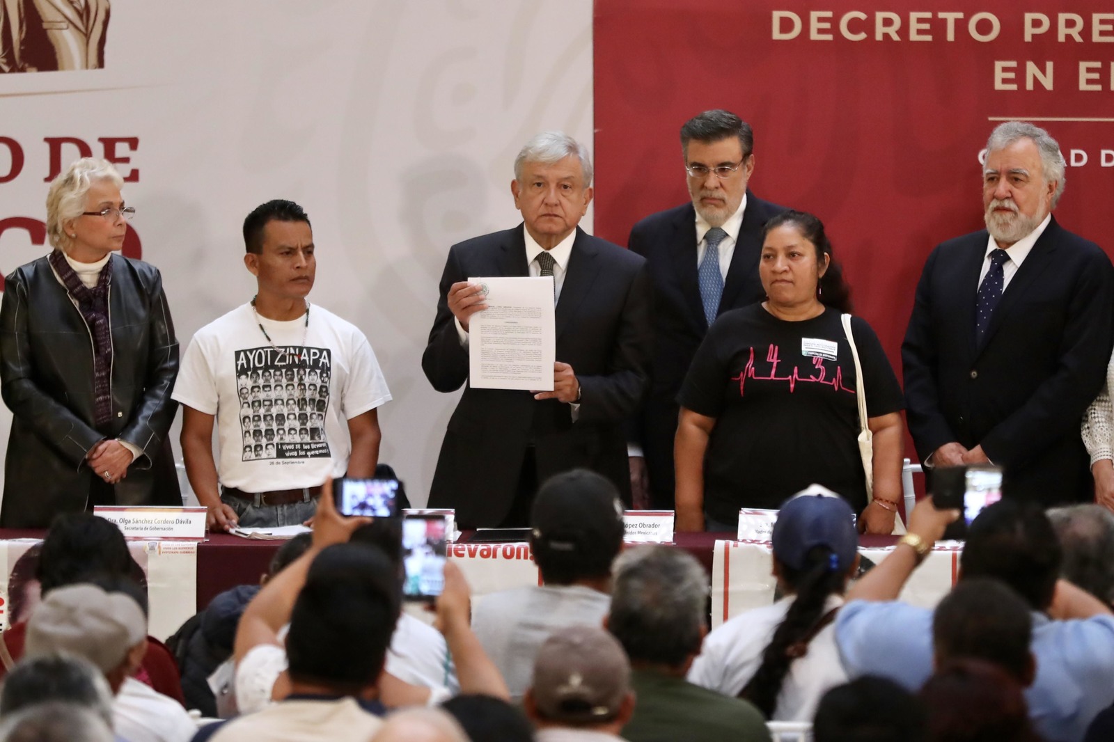 Compromisos. El presidente López Obrador levantó con orgullo el documento y lo colocó a la altura de su pecho, sin decir más. (EL UNIVERSAL)