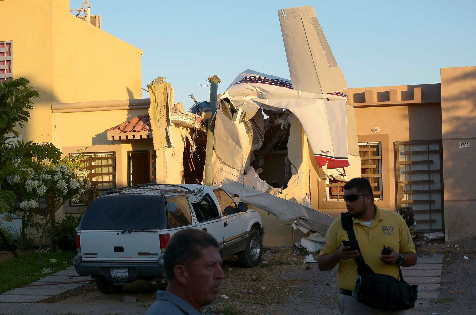Fatal. Cuatro personas murieron y dos más quedaron heridas al caer una avioneta sobre una casa. (EFE)