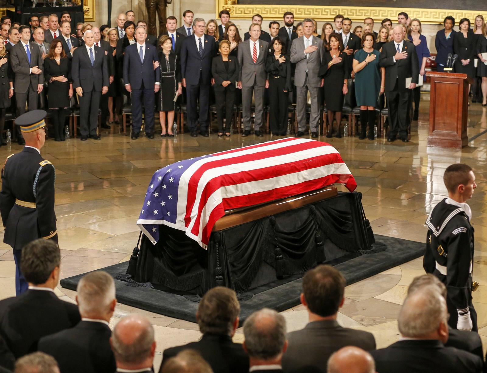 In memoriam. Los hijos de George H. W. Bush estuvieron en el inicio de los funerales de Estado. (EFE)