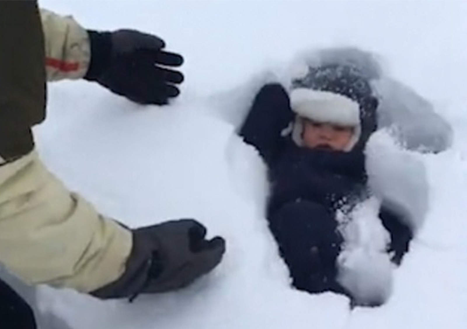 Padre suelta a su bebé sobre la nieve y desaparece