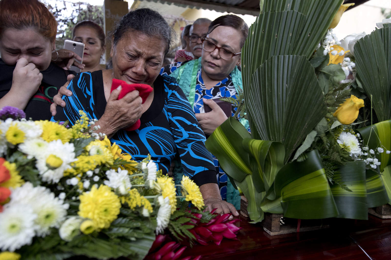 Haydee Posadas llora durante el oficio funerario de su hijo, Wilmer Gerardo Nuñez, en un cementerio de San Pedro Sula, Honduras. (AP)