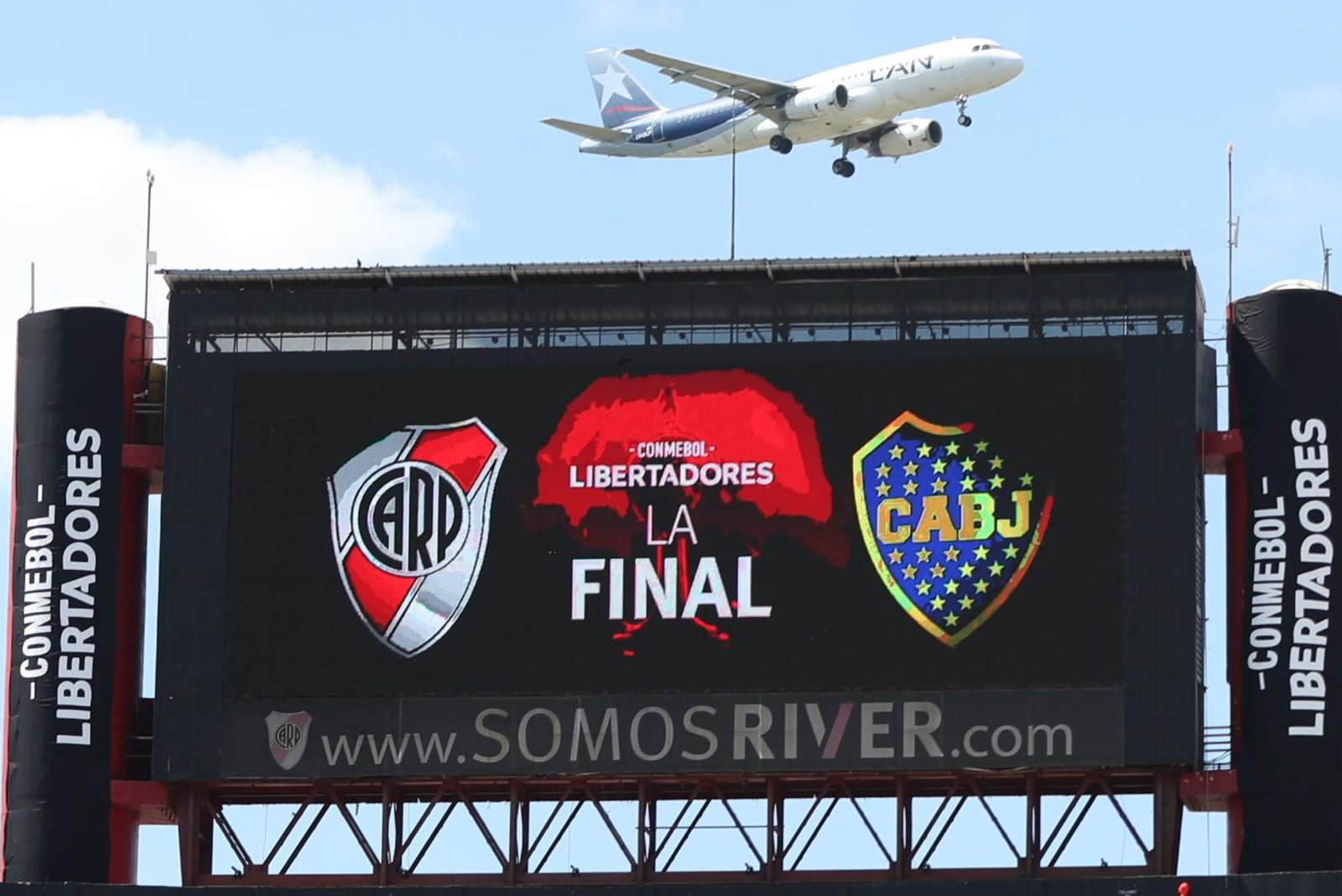 El River-Boca se disputará en España, en la cancha del Estadio Santiago Bernabéu.