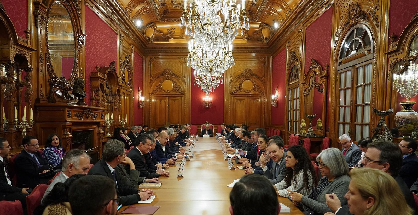 De frente. El acuerdo se concretó ayer en Palacio Nacional, durante el primer encuentro entre el presidente y la Conago. (EFE)
