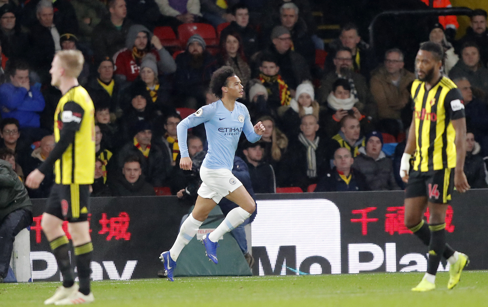 Leroy Sané (centro), del Manchester City, tras anotar el primer gol en la victoria 2-1 ante Watford en la Liga Premier ayer. (ARCHIVO)