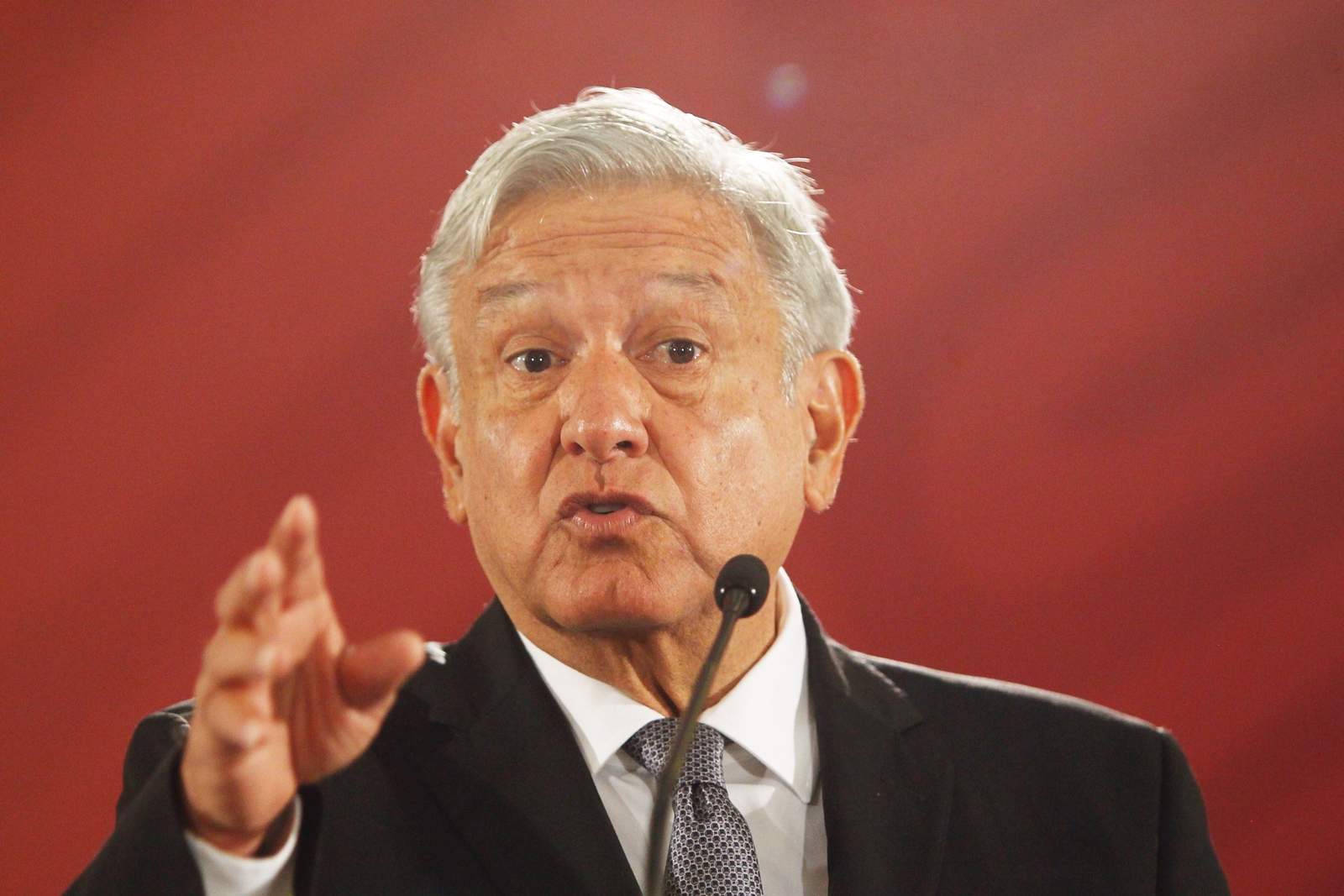 'Paco Ignacio es uno de los principales promotores la lectura en México', indicó López Obrador, que consideró que el escritor usó una expresión 'desafortunada'. (EFE) 
