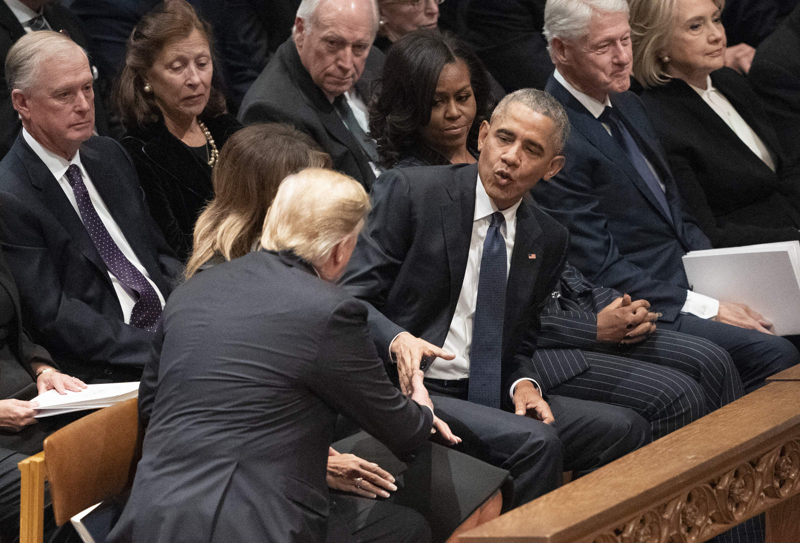 El saludo entre Trump y Obama fue la primera interacción conocida entre ambos desde el traspaso de poder el 20 de enero de 2017, hace casi dos años. (AP) 

