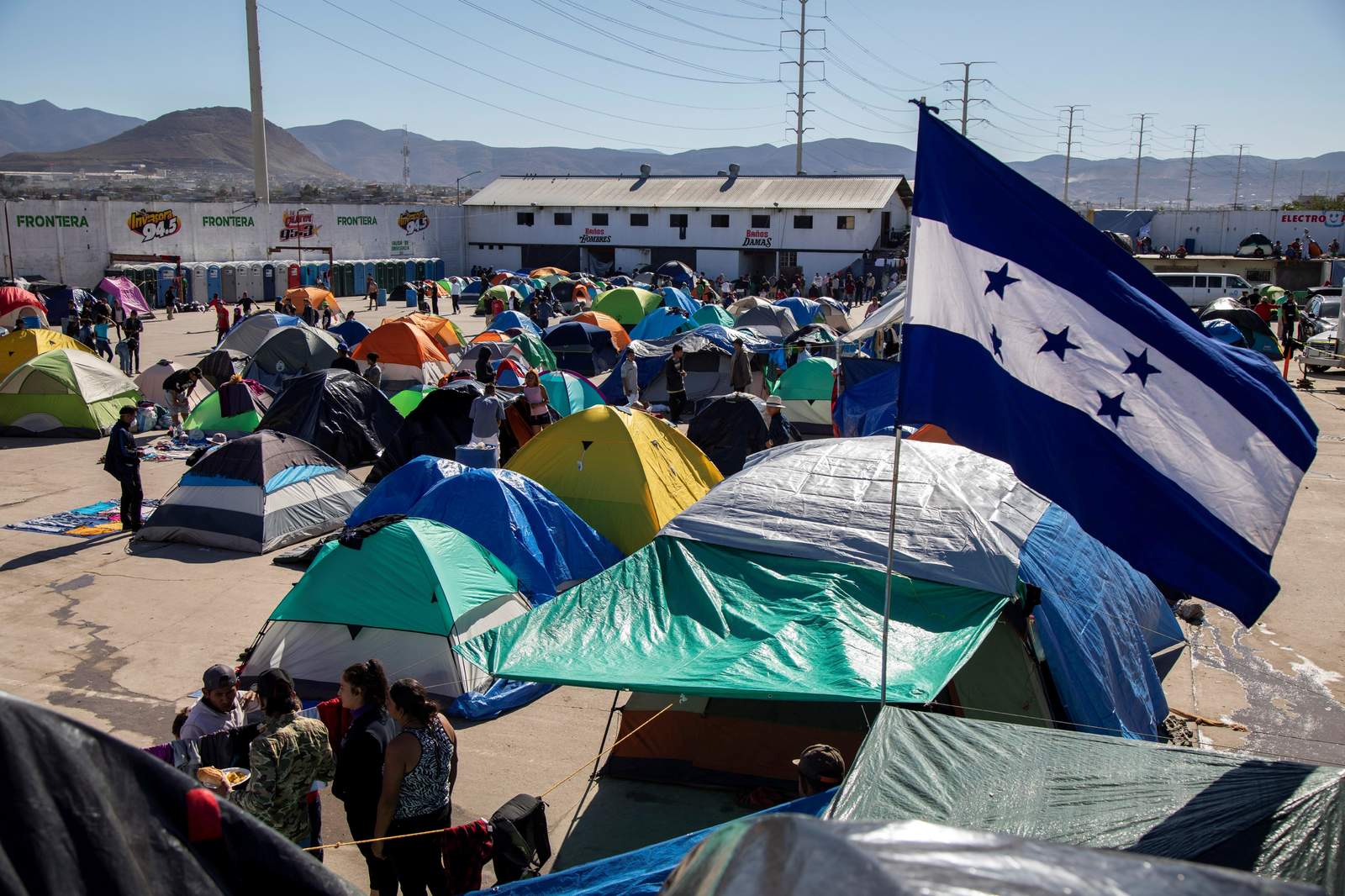A más de 20 días de su llegada a Tijuana, la caravana integrada por migrantes de Honduras, El Salvador y Guatemala mantiene su deseo de cruzar la frontera hacia Estados Unidos, según reportaron investigadores de El Colegio de la Frontera Norte (El Colef). (EFE)