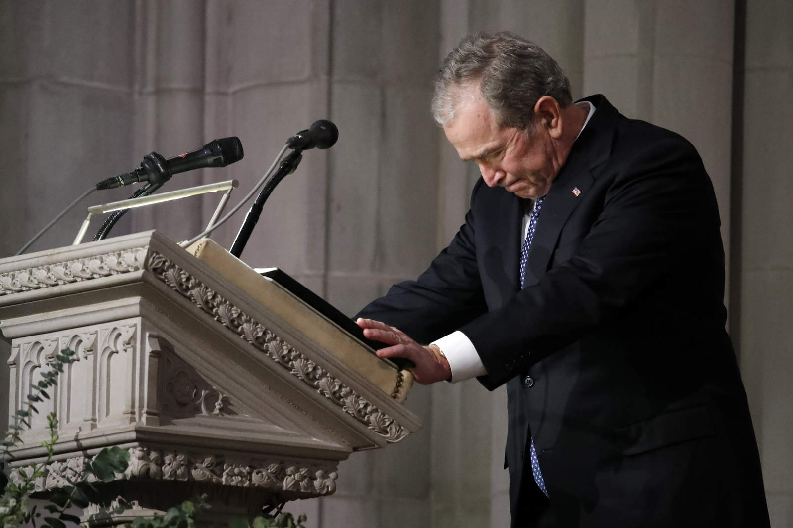 George W. Bush dio un emotivo mensaje en el funeral de su padre. (AP) 