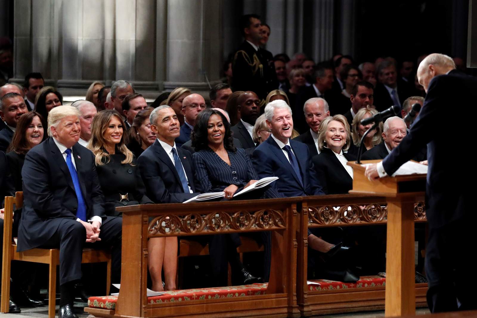 Antes del funeral de estado del viernes del fallecido expresidente, los exmandatarios Barack Obama, Bill Clinton y Jimmy Carter, y sus esposas conversaron tranquilamente desde sus lugares en la fila principal en la Catedral Nacional de Washington. (EFE)