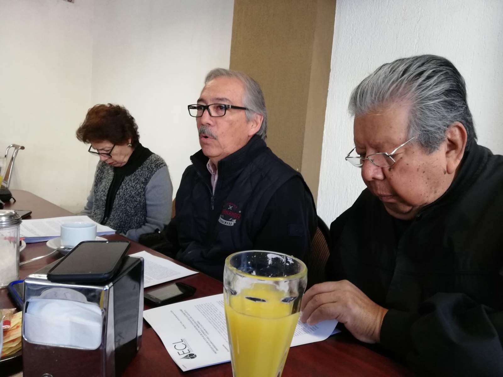 Integrantes de Encuentro Ciudadano Lagunero anunciaron su próximo encuentro con el delegado Reyes Flores. (EL SIGLO DE TORREÓN) 