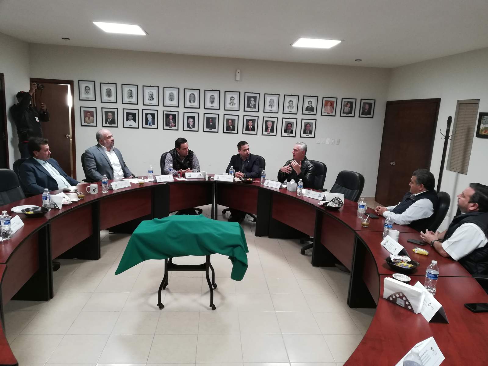 El secretario del Trabajo de Coahuila se reunió con el Grupo de Empresarios de La Laguna, a quienes les dijo que se enfocarán en mejorar el nivel de sueldos en la entidad. (EL SIGLO DE TORREÓN) 