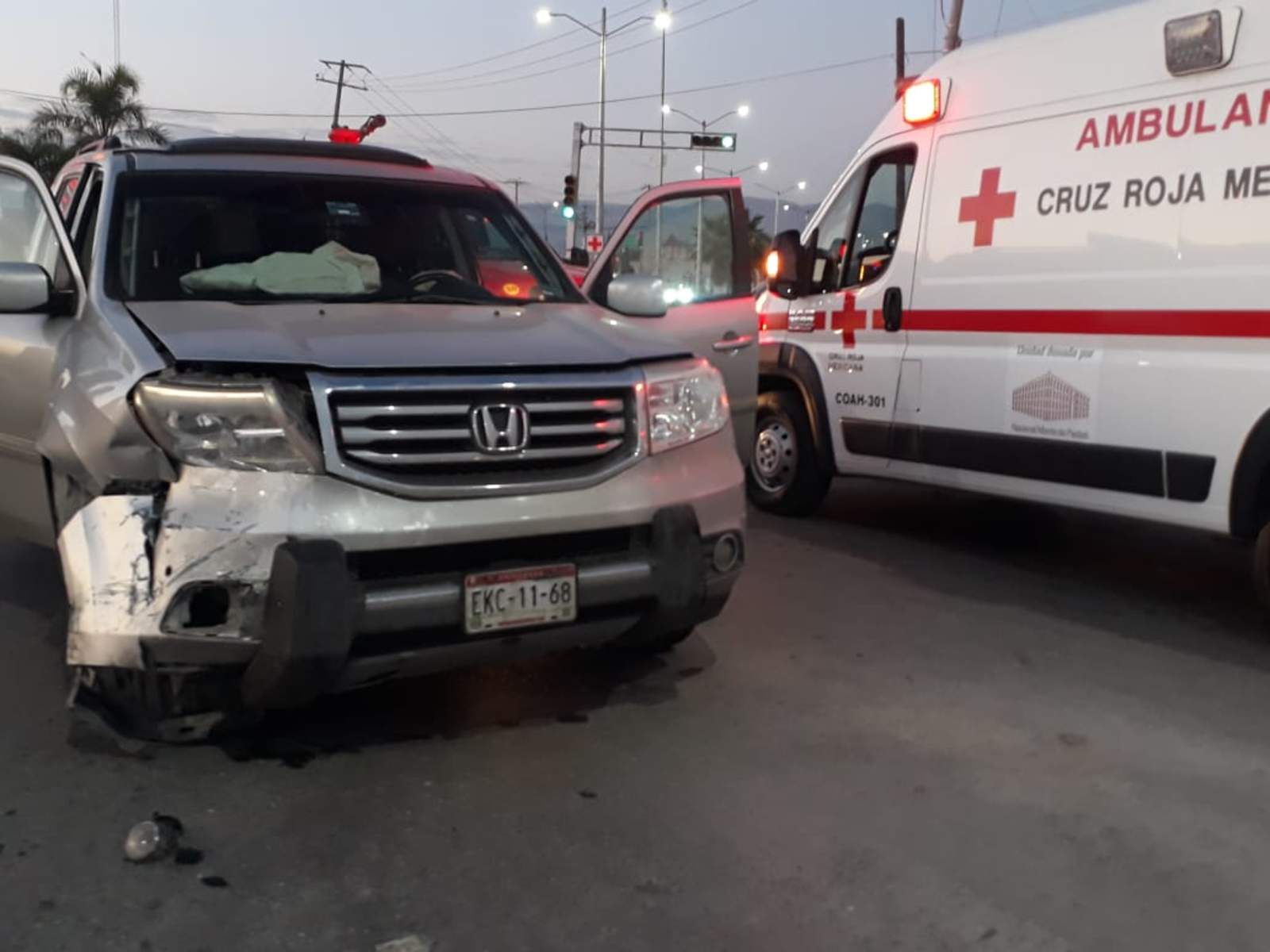 Paramédicos de la Cruz Roja arribaron al lugar para atender a los conductores involucrados, mismos que no presentaban lesiones de consideración.  (EL SIGLO DE TORREÓN) 