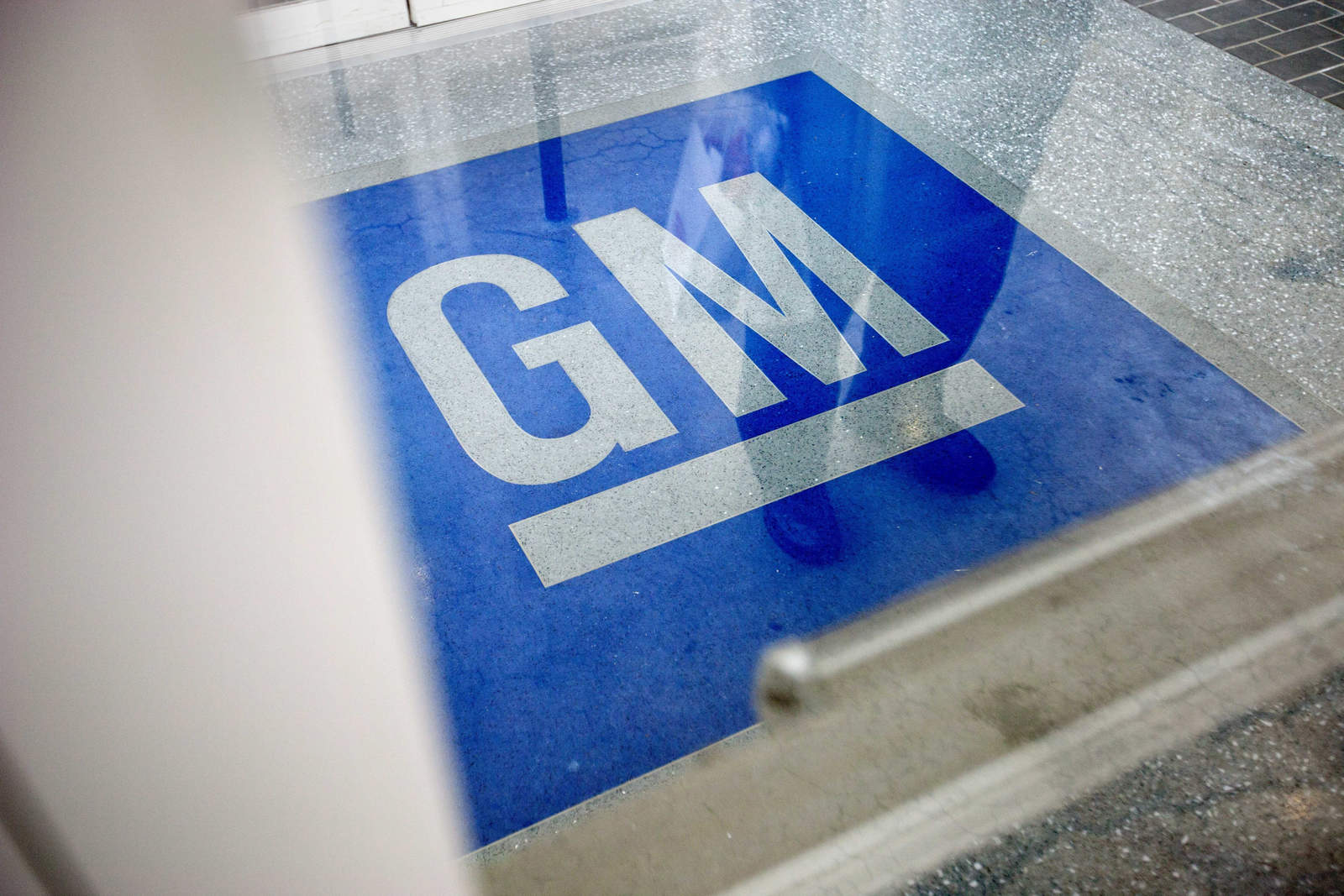 “Así como la fuerza laboral ha estado con General Motors durante el paso de los años, esperamos que GM esté con estos trabajadores... y les dé una oportunidad”, dijo Portman a los reporteros al concluir la reunión. (ARCHIVO)