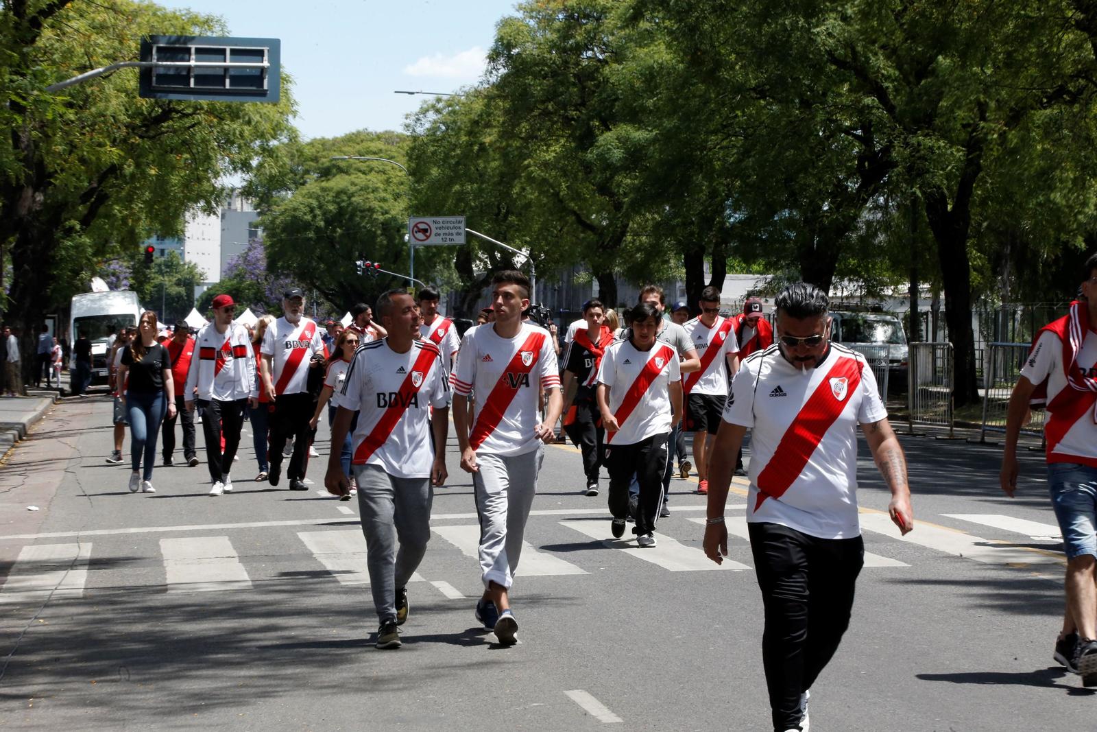 Tanto aficionados de River Plate, como de Boca Juniors, realizaron el viaje a España, para asistir a la final del próximo domingo en el Bernabéu. (ARCHIVO)