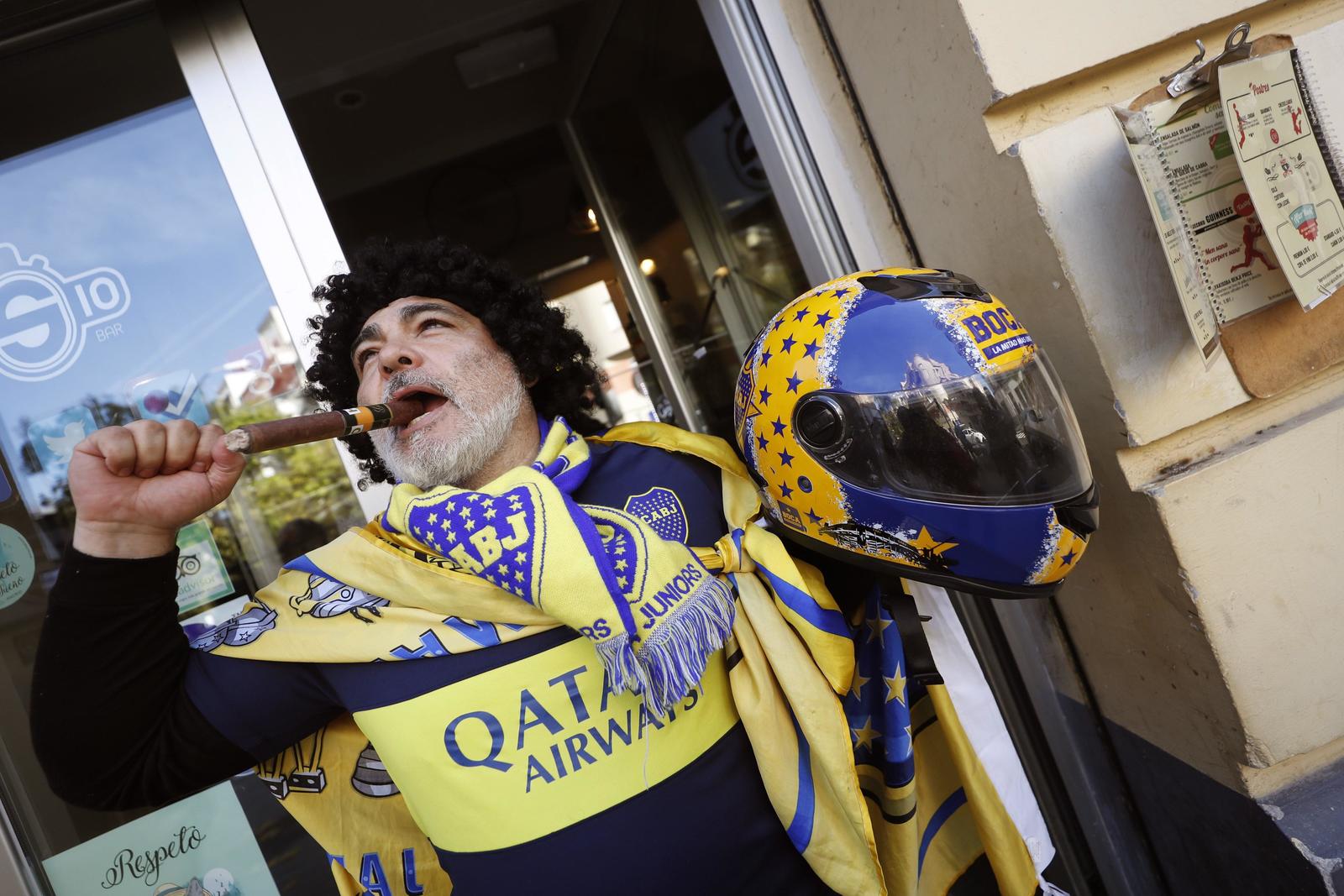 Néstor Ricardo Lasarte, quien imita a Diego Maradona, recibió al equipo a su llegada al hotel. (ARCHIVO)