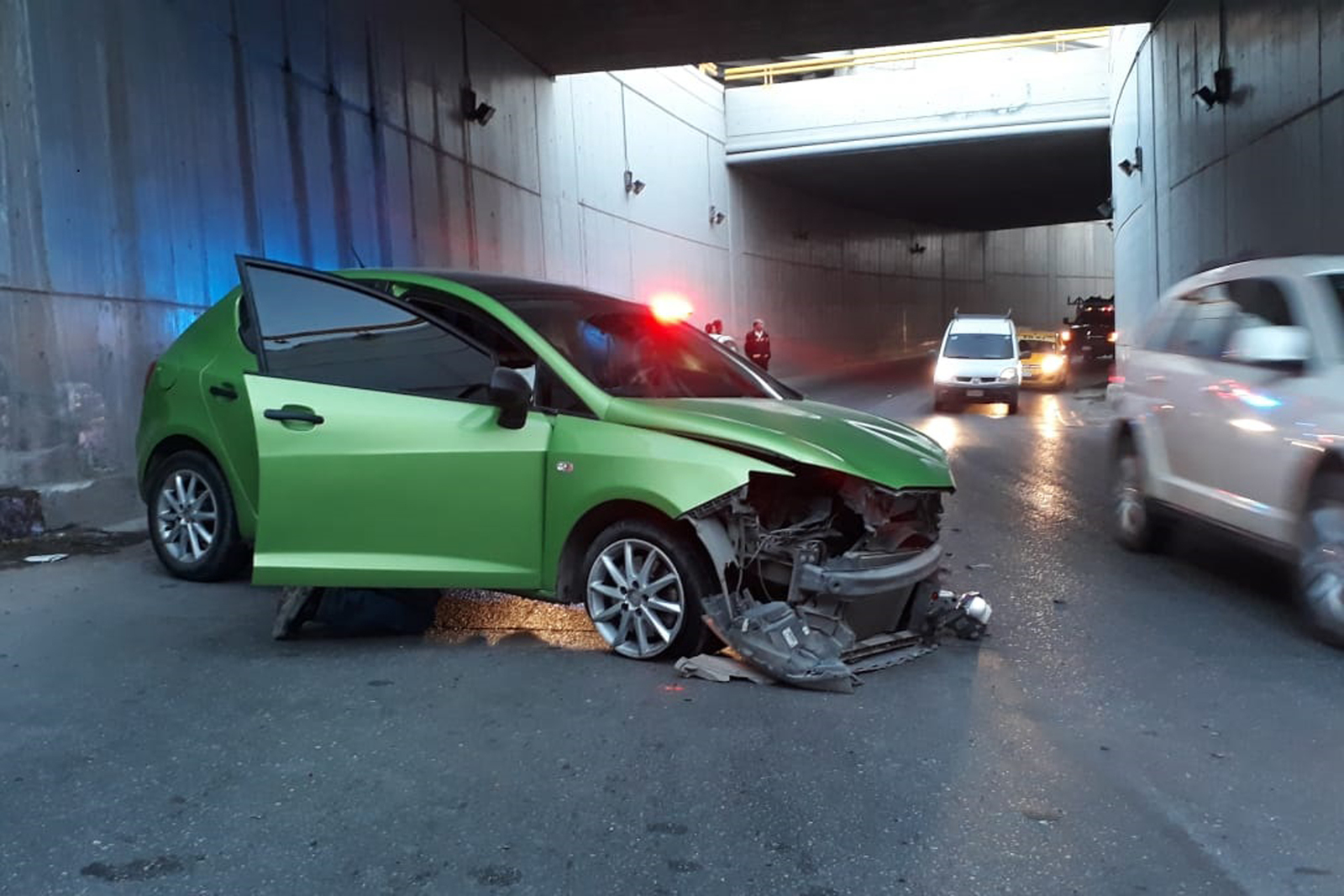 Daños. El vehículo Seat Ibiza presentó daños de consideración en la parte del frente luego de impactarse contra el muro.