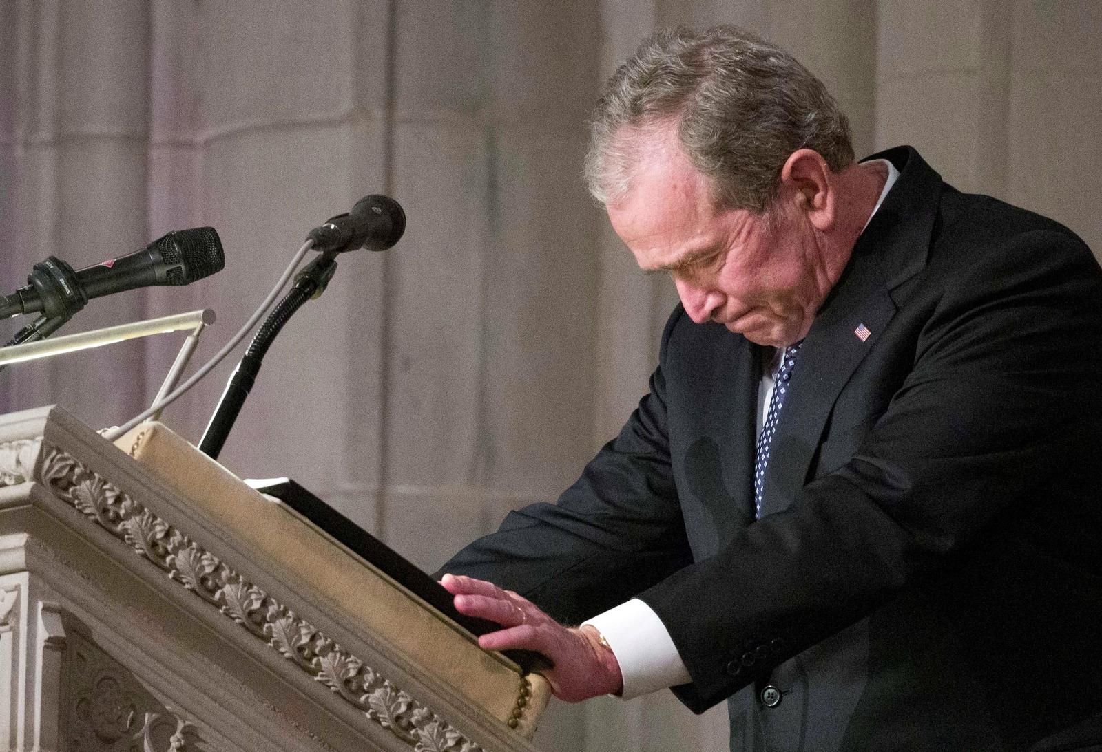  Despedida. El expresidente GeorgeW. Bush tuvo que contener la emoción durante su discurso en el funeral de su padre. (AP)