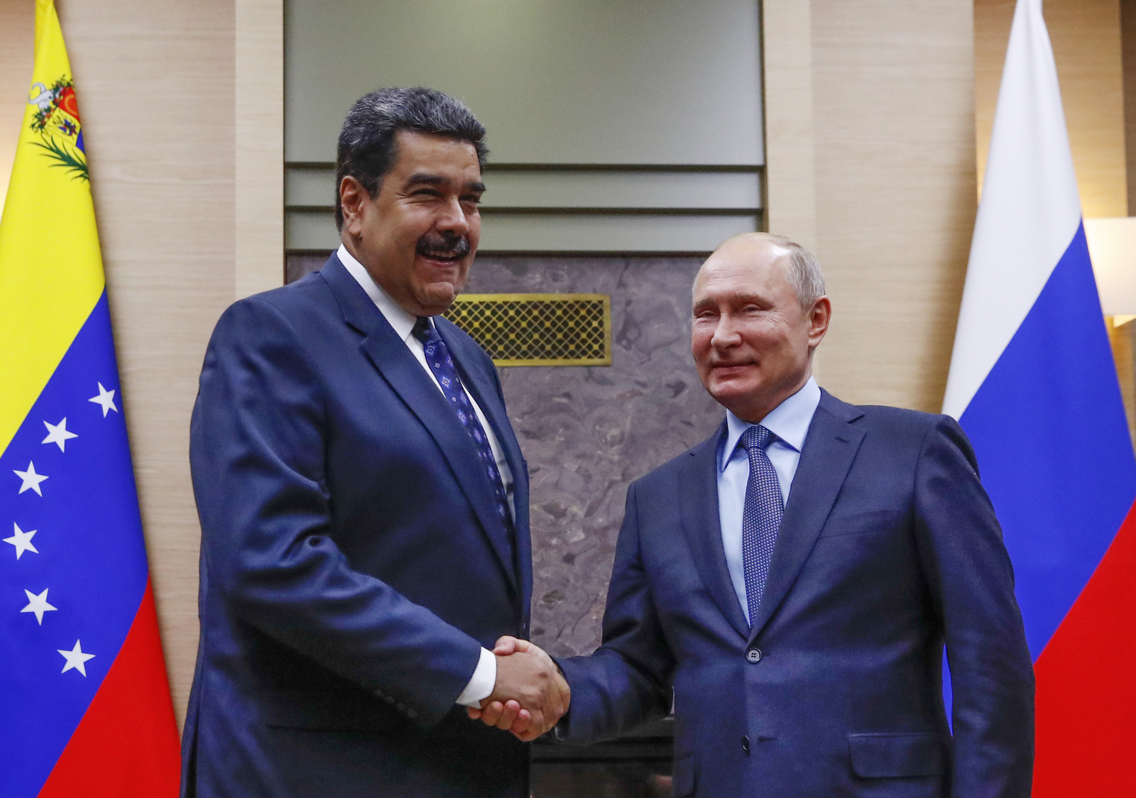 Respaldo. Maduro se mostró 'muy contento' de encontrarse en Rusia, donde hace un año logró la reestructuración de la deuda. (AP) 
