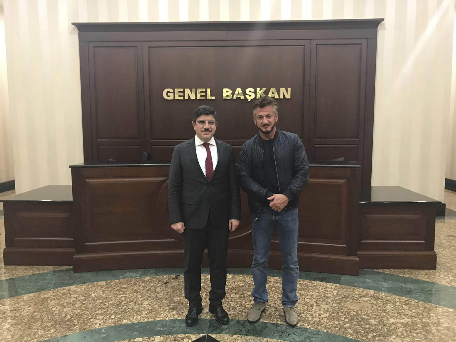 Sean Penn entrevistó al asesor del presidente turco como parte de los preparativos de su próximo documental. (AP) 