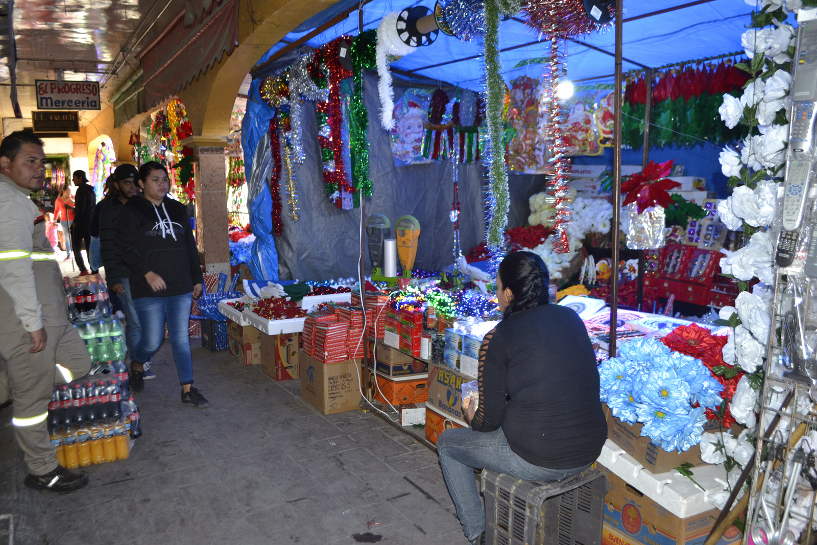 Ventas. Locatarios del mercado José Ramón Valdés se favorecen con los puestos navideños. (EL SIGLO DE TORREÓN) 