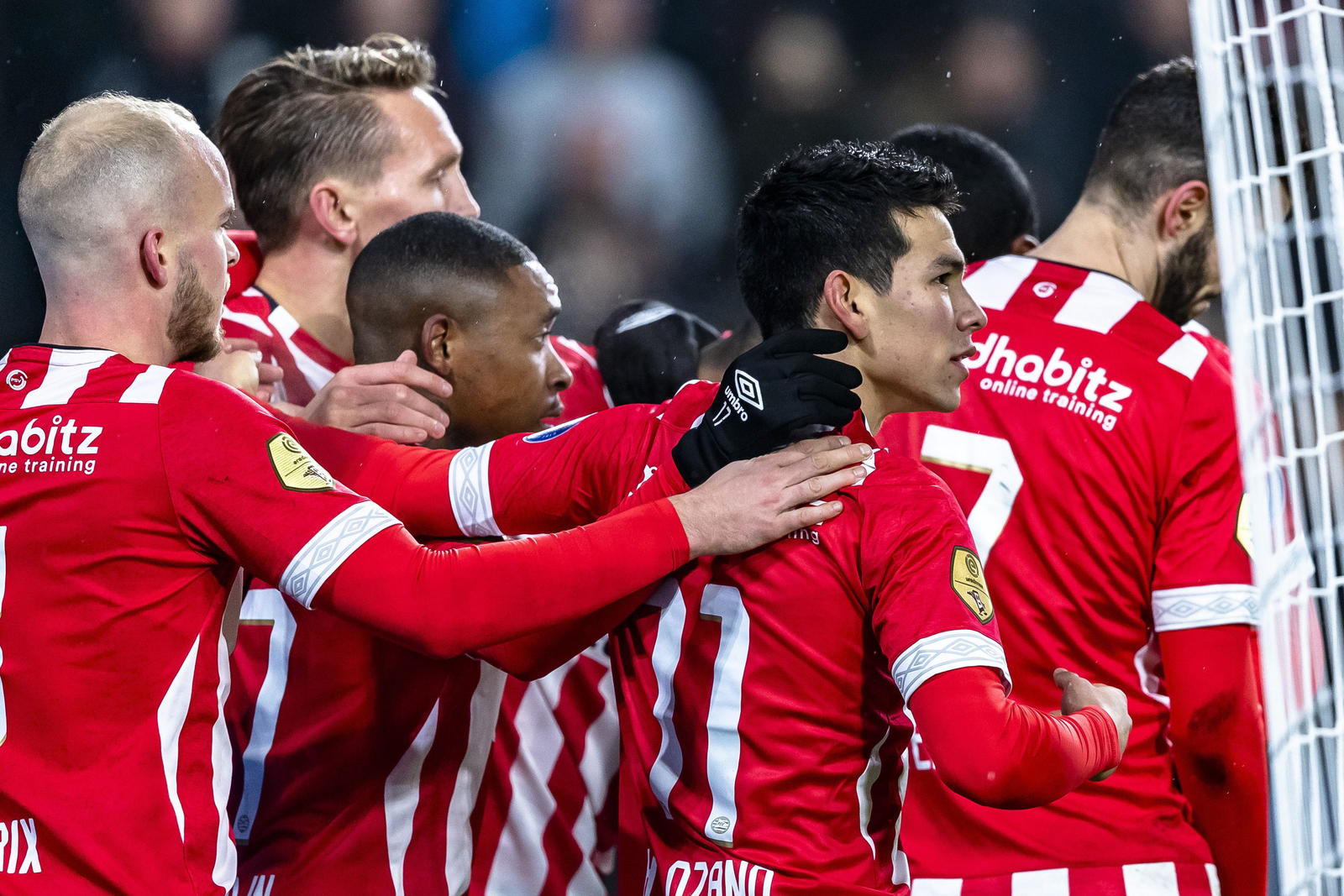 Hirving Lozano y compañeros del PSV Eindhoven en festejo de un gol. (ARCHIVO)