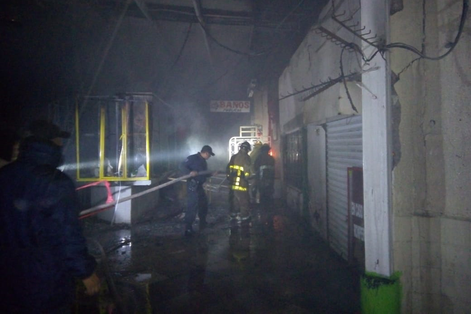 Daños. Un incendio consumió parte del interior del Mercado Benito Juárez, en el sector Centro de San Pedro. (EL SIGLO DE TORREÓN)