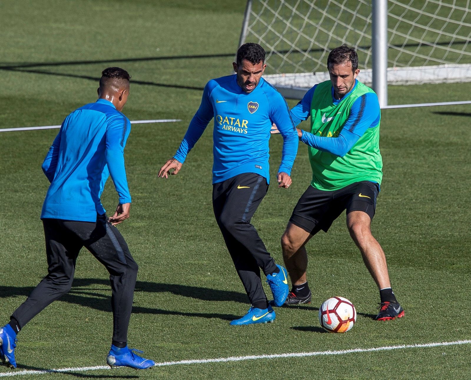 Los jugadores del Boca Juniors Carlos Tévez (c) y Carlos Izquierdoz (d), durante el entrenamiento que realizó ayer el equipo en la Ciudad del Futbol de la RFEF, en Las Rozas, Madrid. (ARCHIVO)