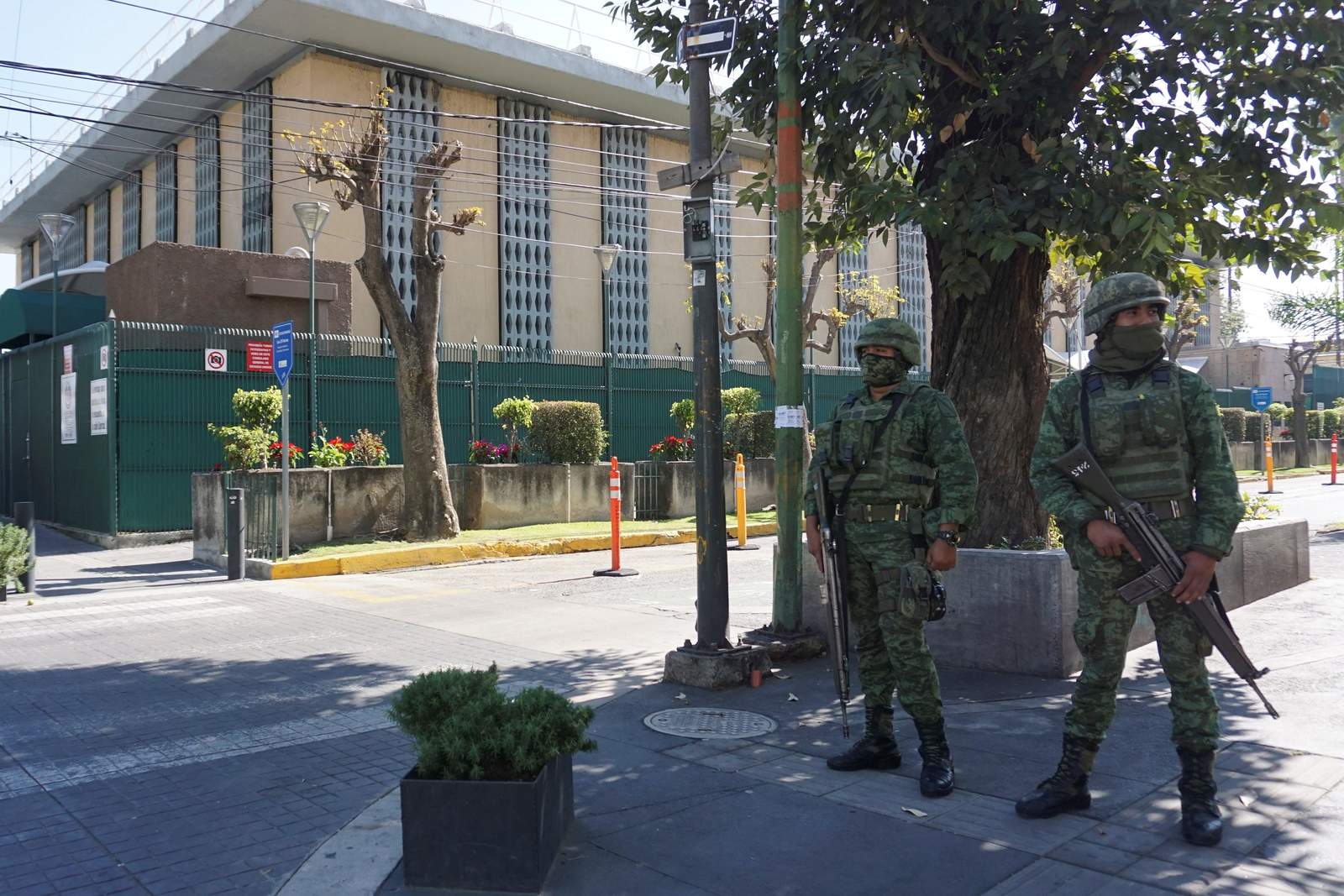  La prensa local en el occidente de México está reportando que un cártel de la droga colgó letreros donde niega estar involucrado en un ataque con granada ocurrido el 30 de noviembre contra el consulado de Estados Unidos en la ciudad de Guadalajara. (EFE)