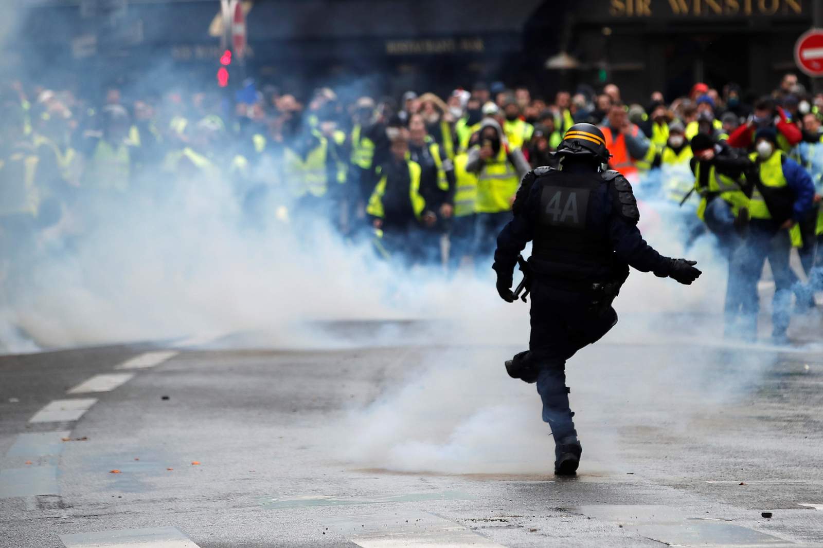 Las protestas de los 'chalecos amarillos' habían dejado hoy una treintena de heridos y más de 600 detenidos en la capital francesa. (EFE)