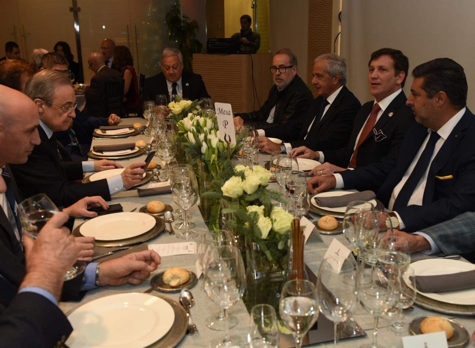 En esta cena de camaradería también estuvieron el presidente del Real Madrid, Florentino Pérez, y el de la Real Federación Española de Fútbol, Luis Rubiales. (ESPECIAL)
