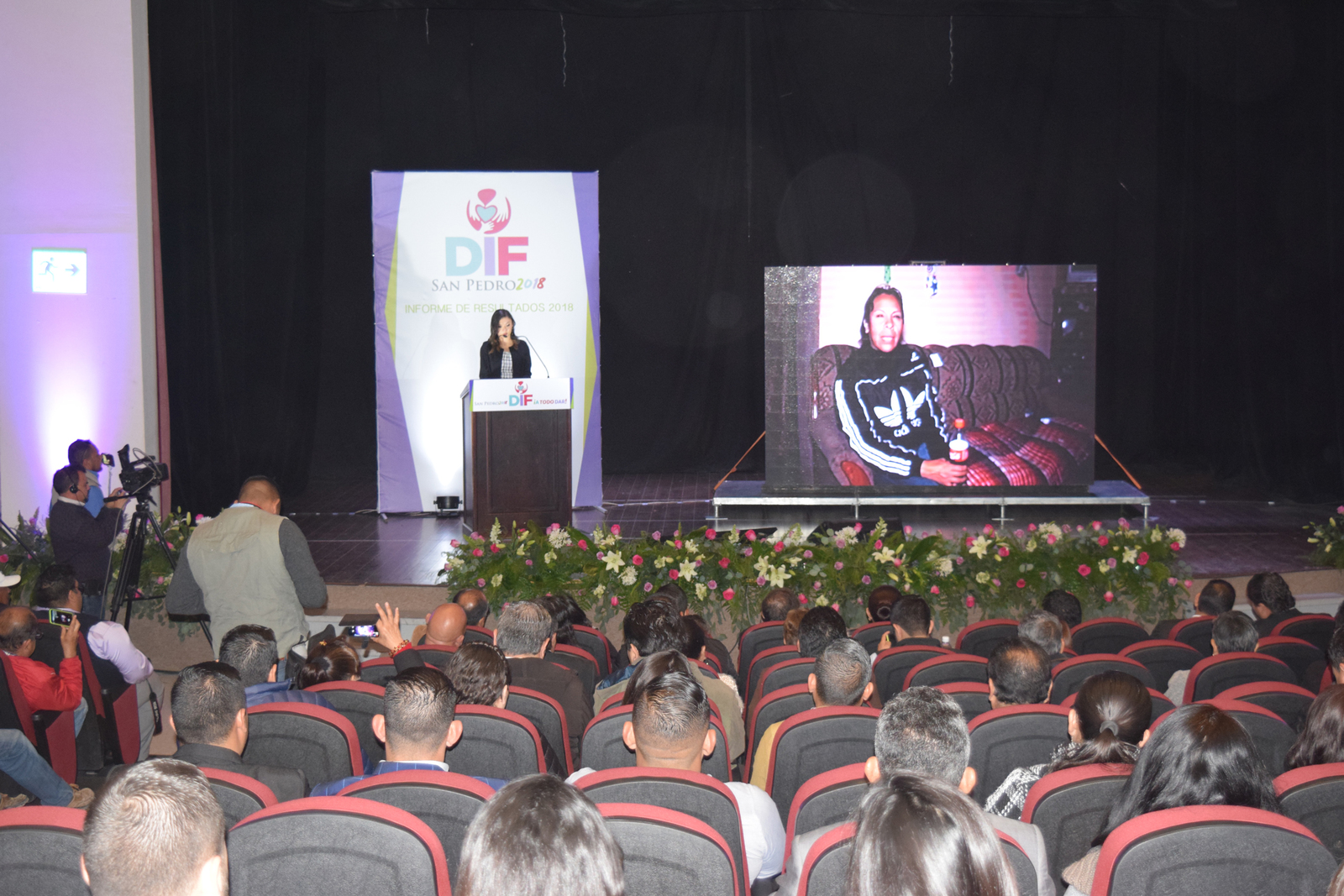 Detalles. En el Auditorio Municipal, la presidenta del DIF, Ana Lucía Flores presentó su informe.