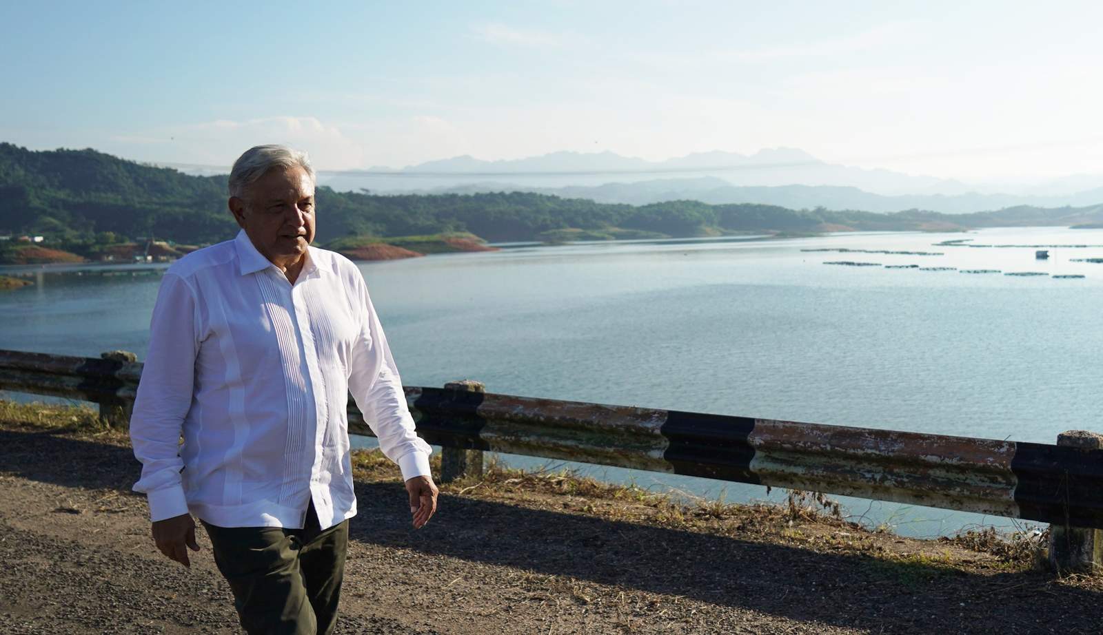En el video que difundió en su cuenta de Twitter, López Obrador reconoció la labor realizada por el presidente de Fundación Teletón, Fernando Landeros. 
